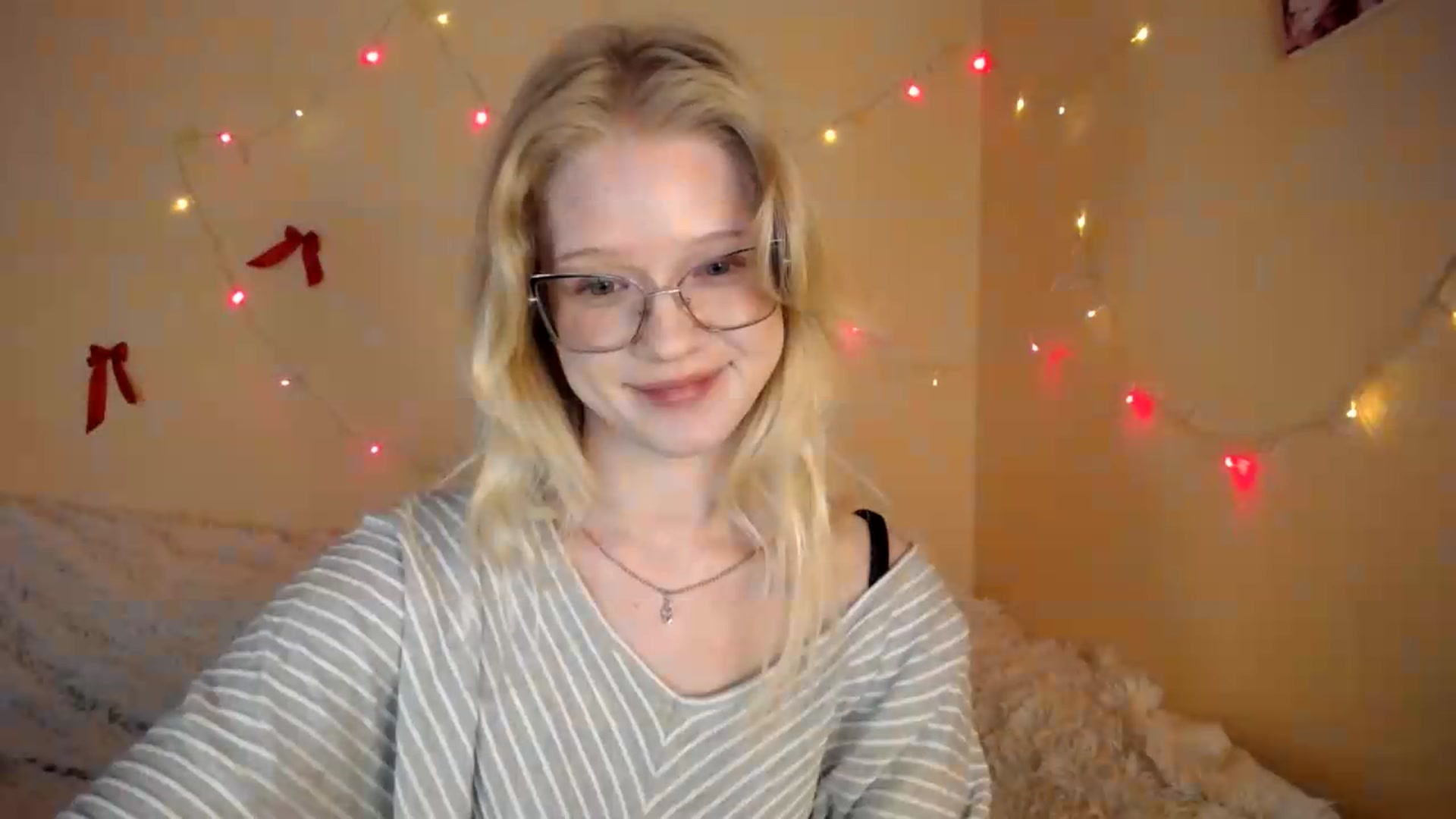 Gallery image thumbnail from Angel_baby's myfreecams stream on, 08/12/2026, 14:37 image 15 of 20