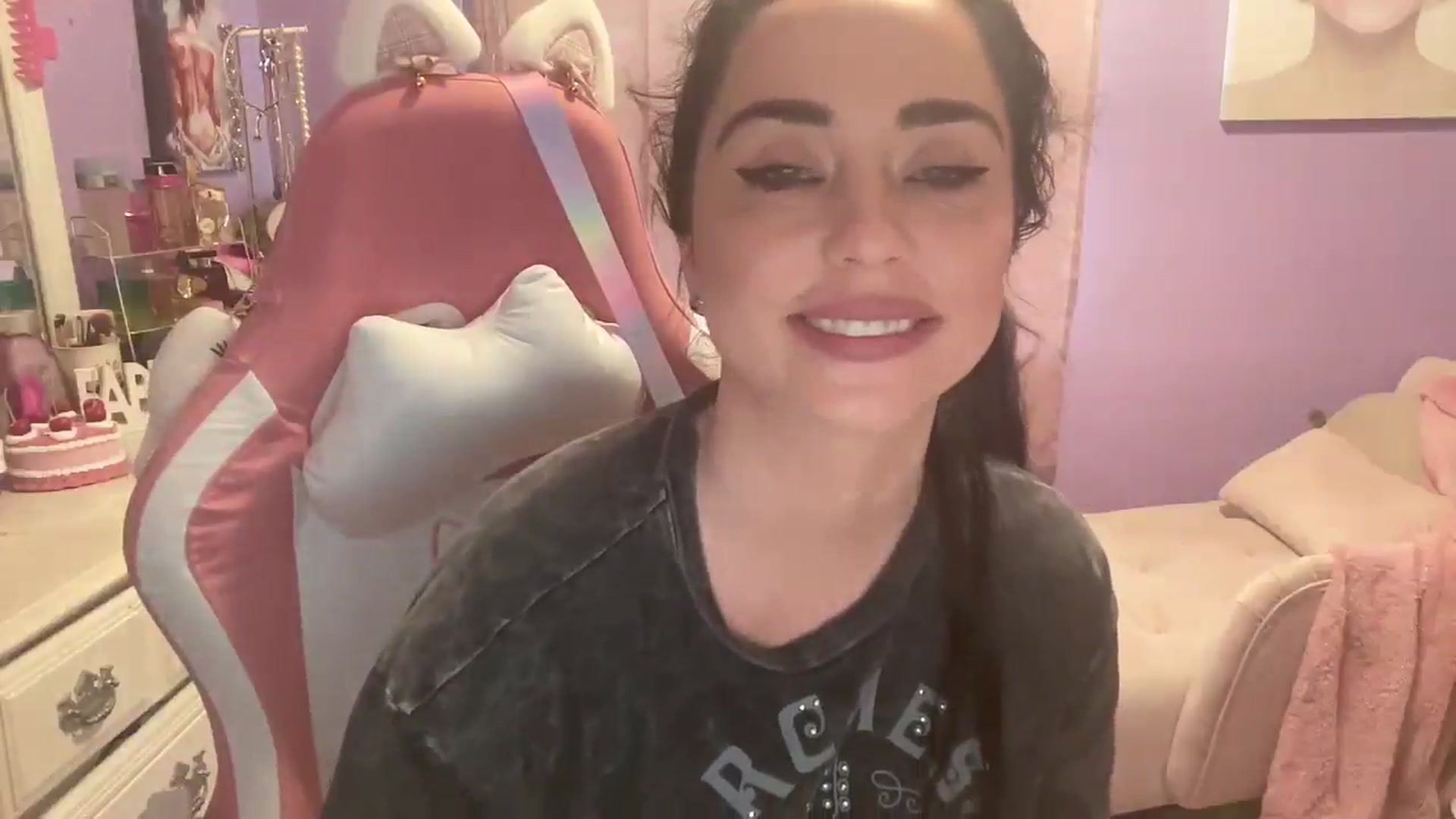 Gallery image thumbnail from Angel_baby124's myfreecams stream on, 06/01/2024, 16:00 image 10 of 20