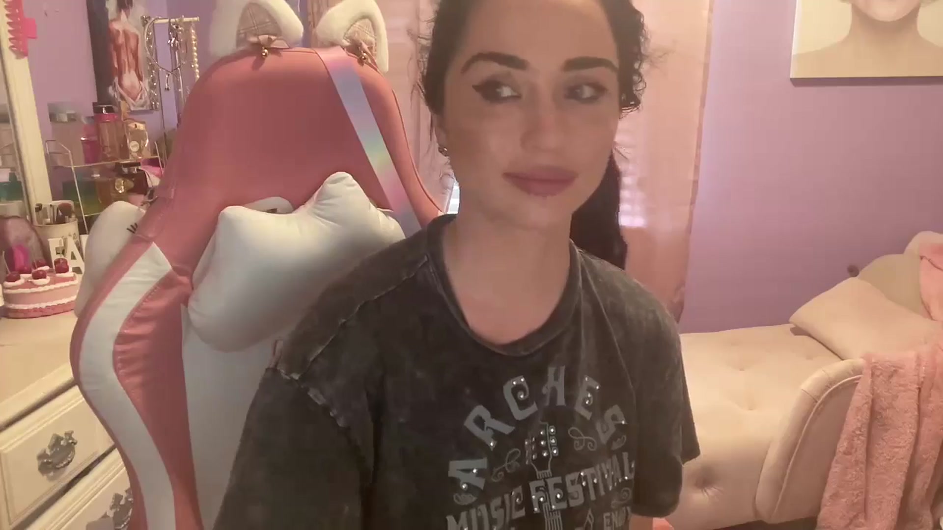 Gallery image thumbnail from Angel_baby124's myfreecams stream on, 06/01/2024, 16:00 image 13 of 20