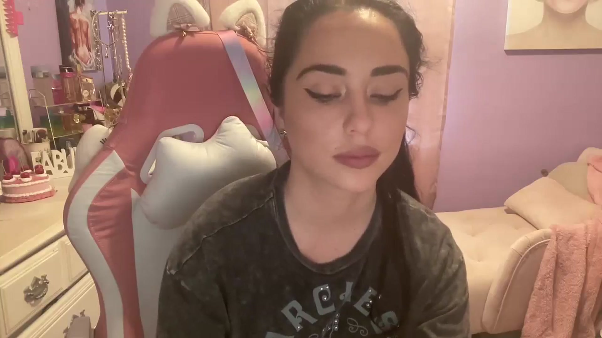 Gallery image thumbnail from Angel_baby124's myfreecams stream on, 06/01/2024, 16:00 image 8 of 20