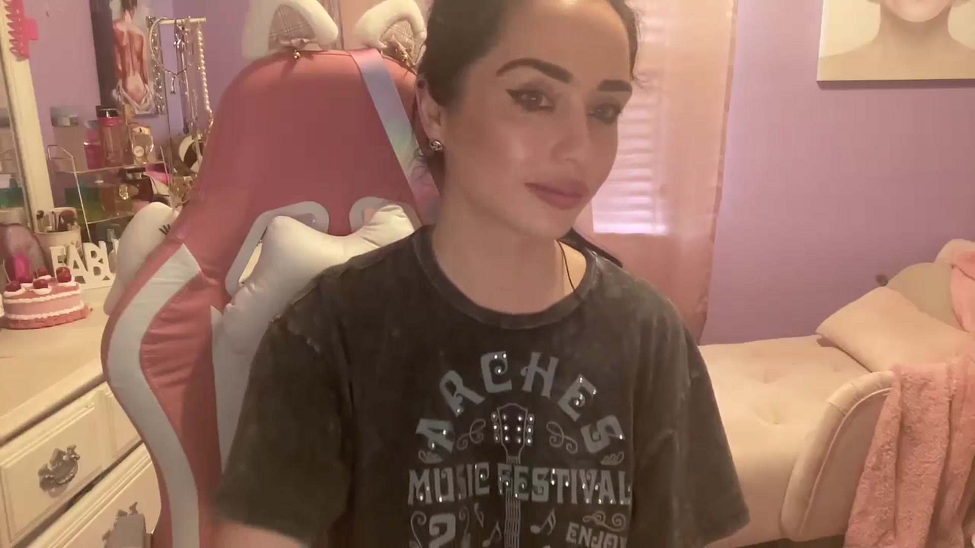 Gallery image thumbnail from Angel_baby124's myfreecams stream on, 06/01/2024, 16:00 image 4 of 20