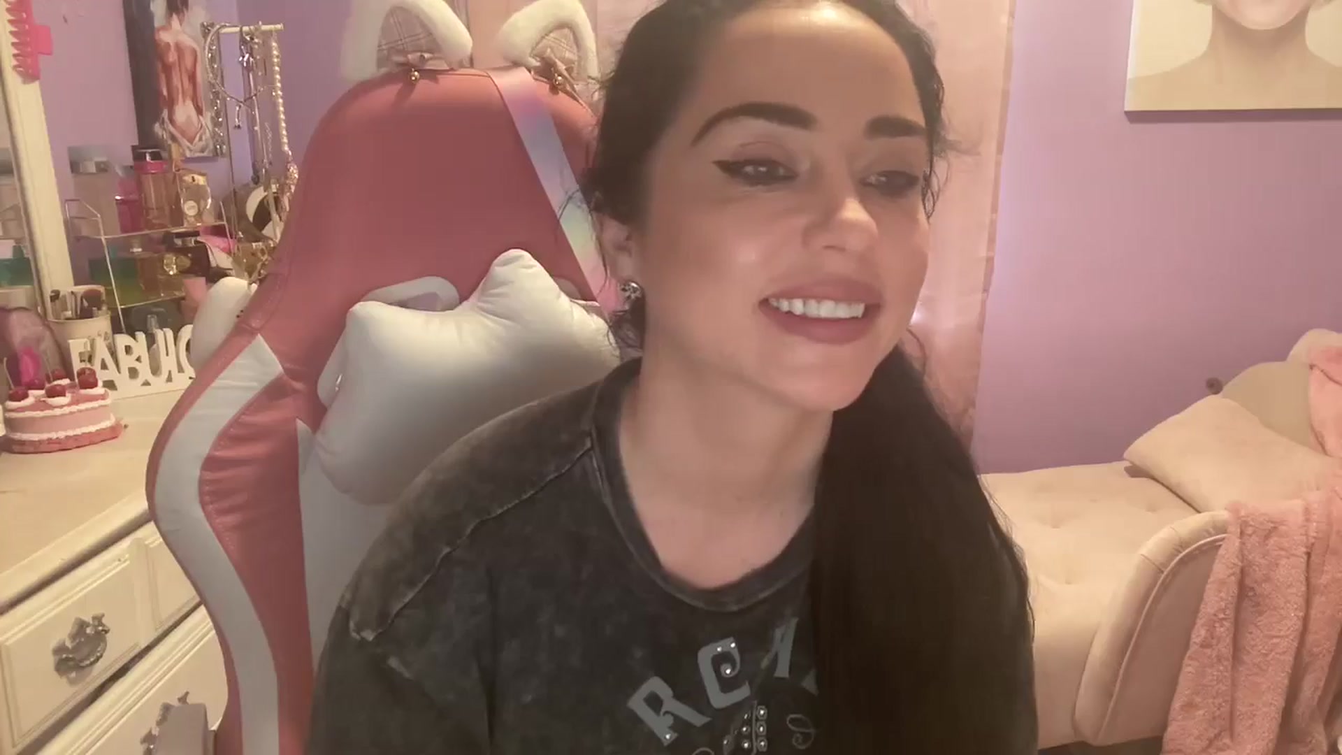 Gallery image thumbnail from Angel_baby124's myfreecams stream on, 06/01/2024, 16:00 image 18 of 20