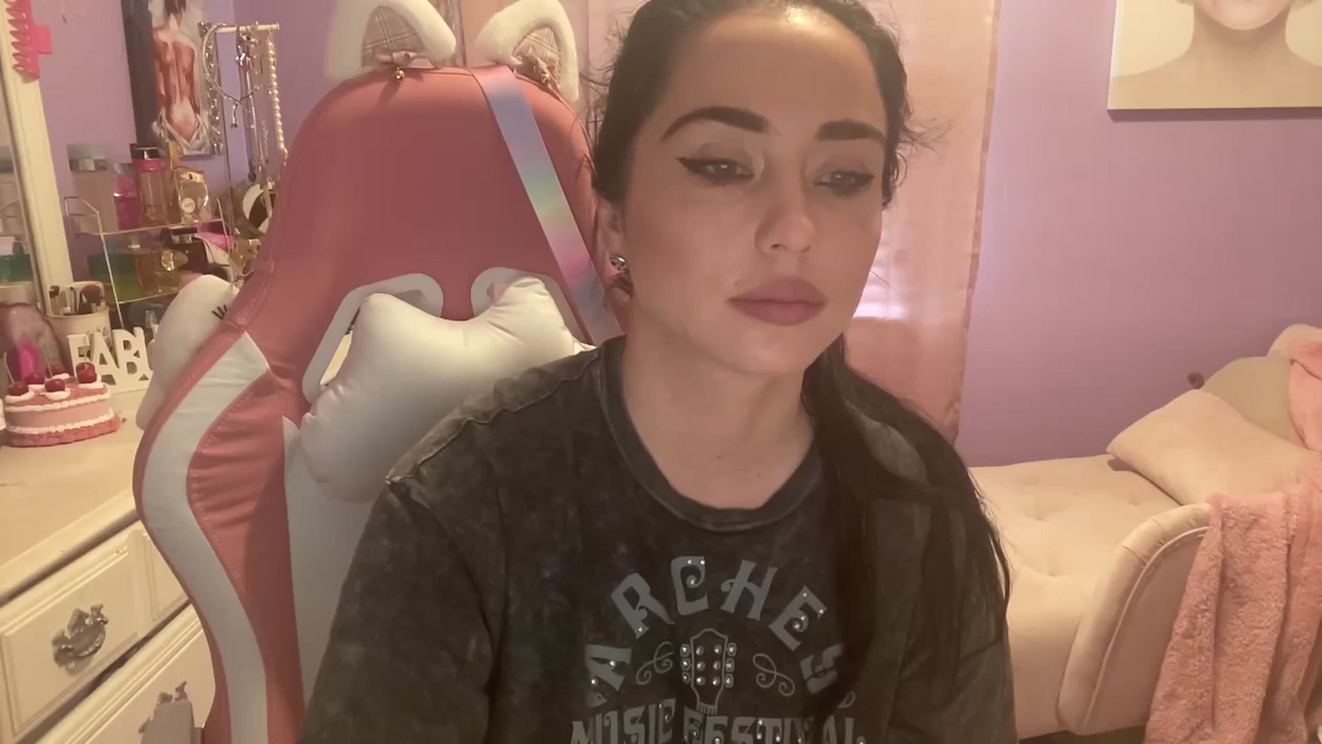 Gallery image thumbnail from Angel_baby124's myfreecams stream on, 06/01/2024, 16:00 image 6 of 20