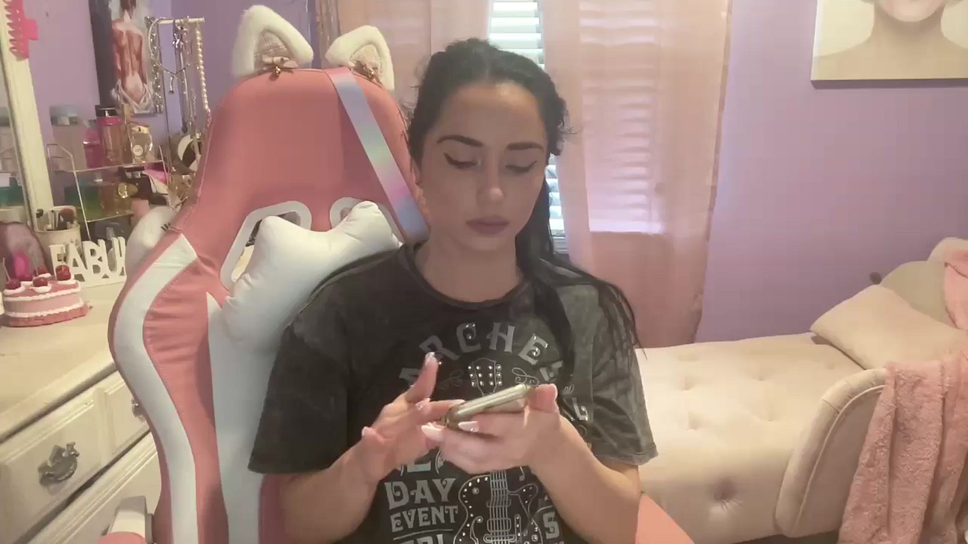 Gallery image thumbnail from Angel_baby124's myfreecams stream on, 06/01/2024, 16:00 image 7 of 20
