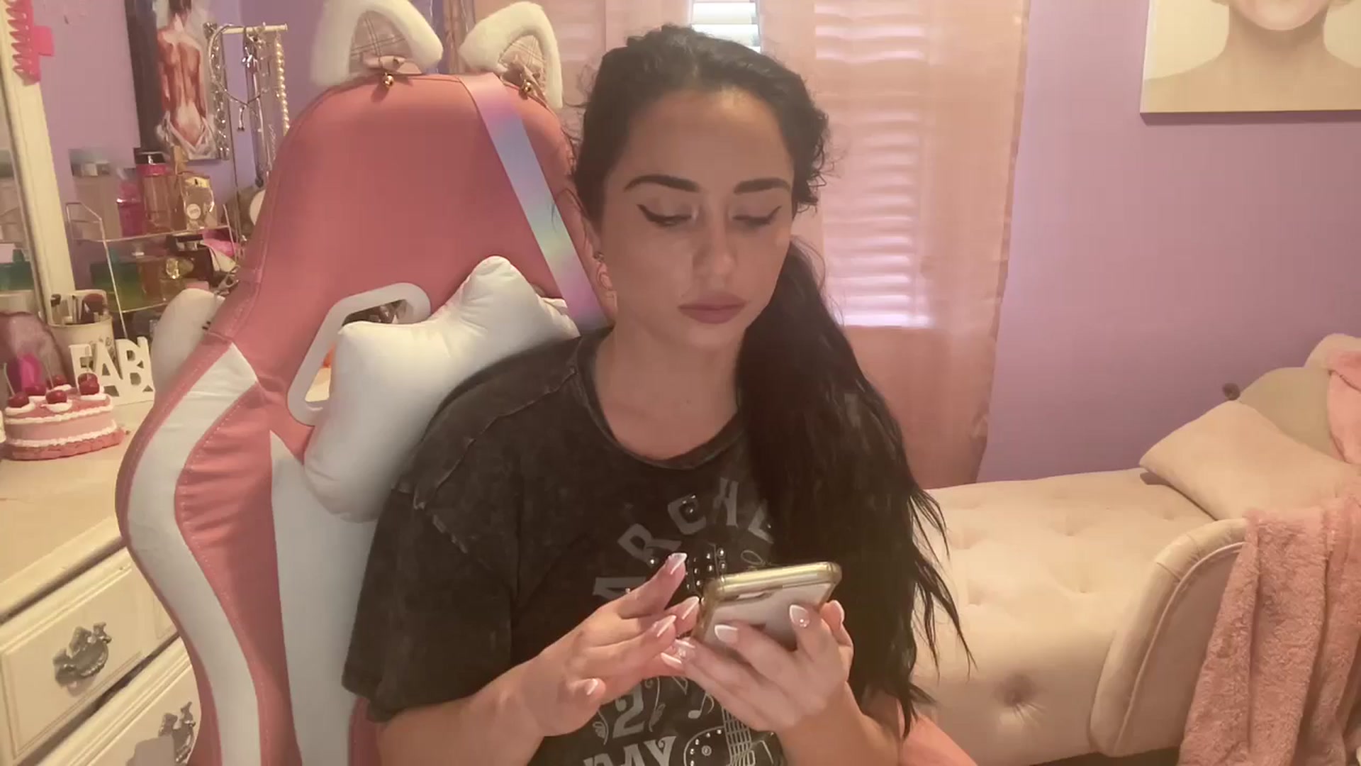 Gallery image thumbnail from Angel_baby124's myfreecams stream on, 06/01/2024, 16:00 image 17 of 20