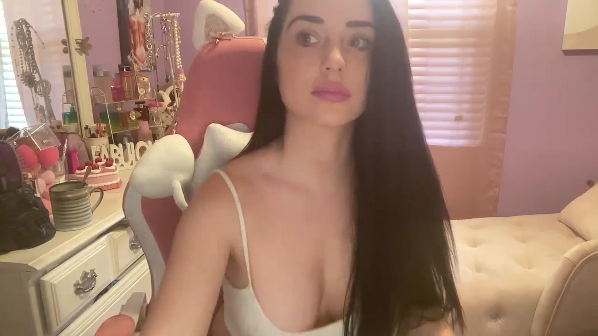 Gallery image thumbnail from Angel_baby124's myfreecams stream on, 06/06/2024, 15:31 image 2 of 20