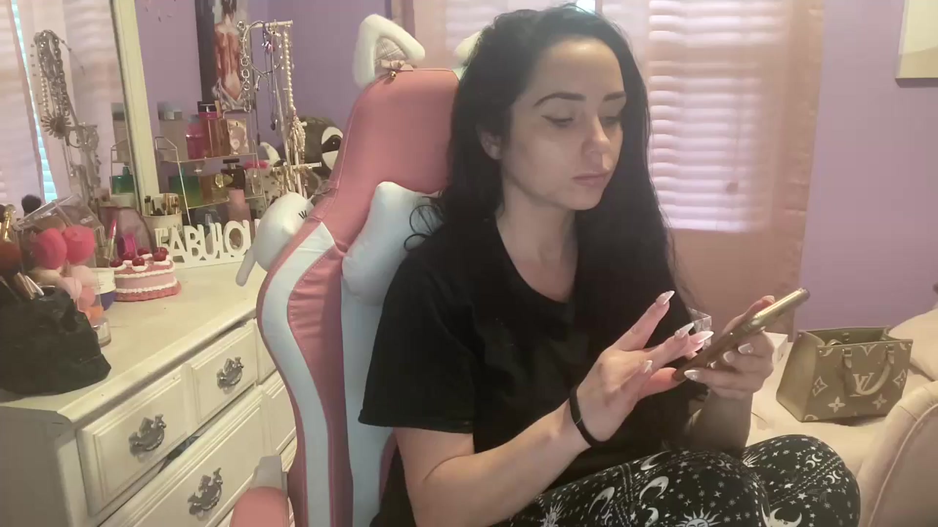 Gallery image thumbnail from Angel_baby124's myfreecams stream on, 06/10/2024, 19:36 image 3 of 20