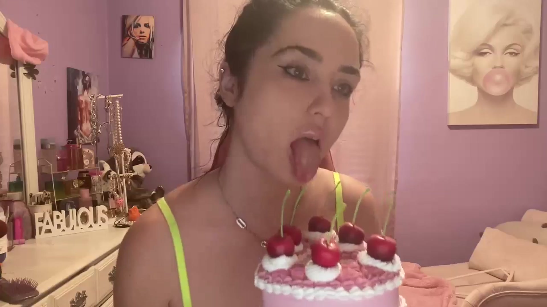 Gallery image thumbnail from Angel_baby124's myfreecams stream on, 06/18/2024, 15:08 image 20 of 20