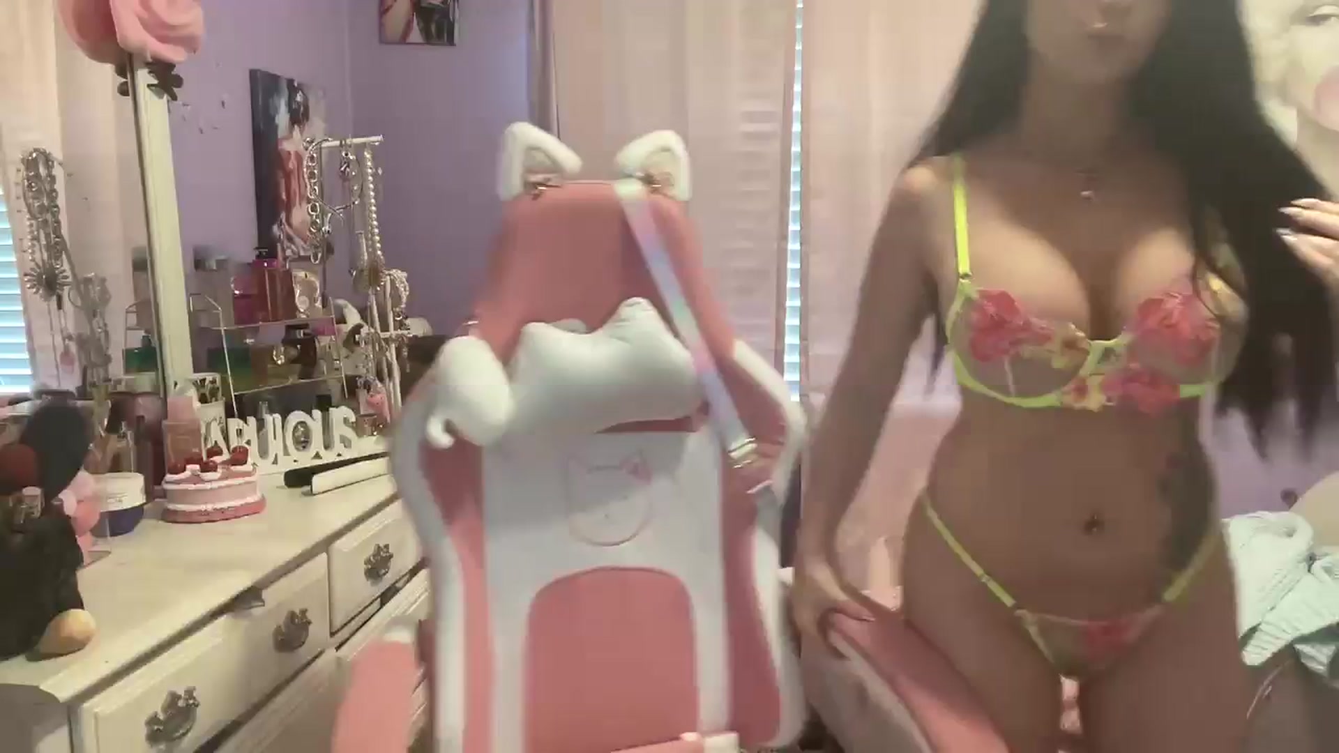 Gallery image thumbnail from Angel_baby124's myfreecams stream on, 06/29/2024, 18:44 image 19 of 20