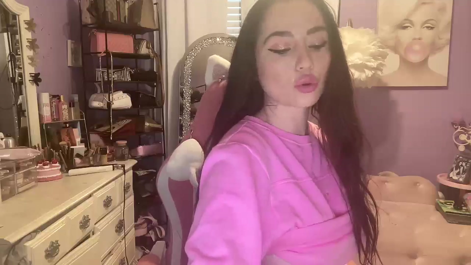 Gallery image thumbnail from Angel_baby124's myfreecams stream on, 11/24/2024, 17:43 image 4 of 20