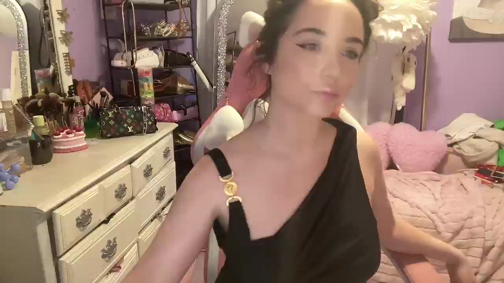 Gallery image thumbnail from Angel_baby124's myfreecams stream on, 03/24/2025, 16:29 image 17 of 20