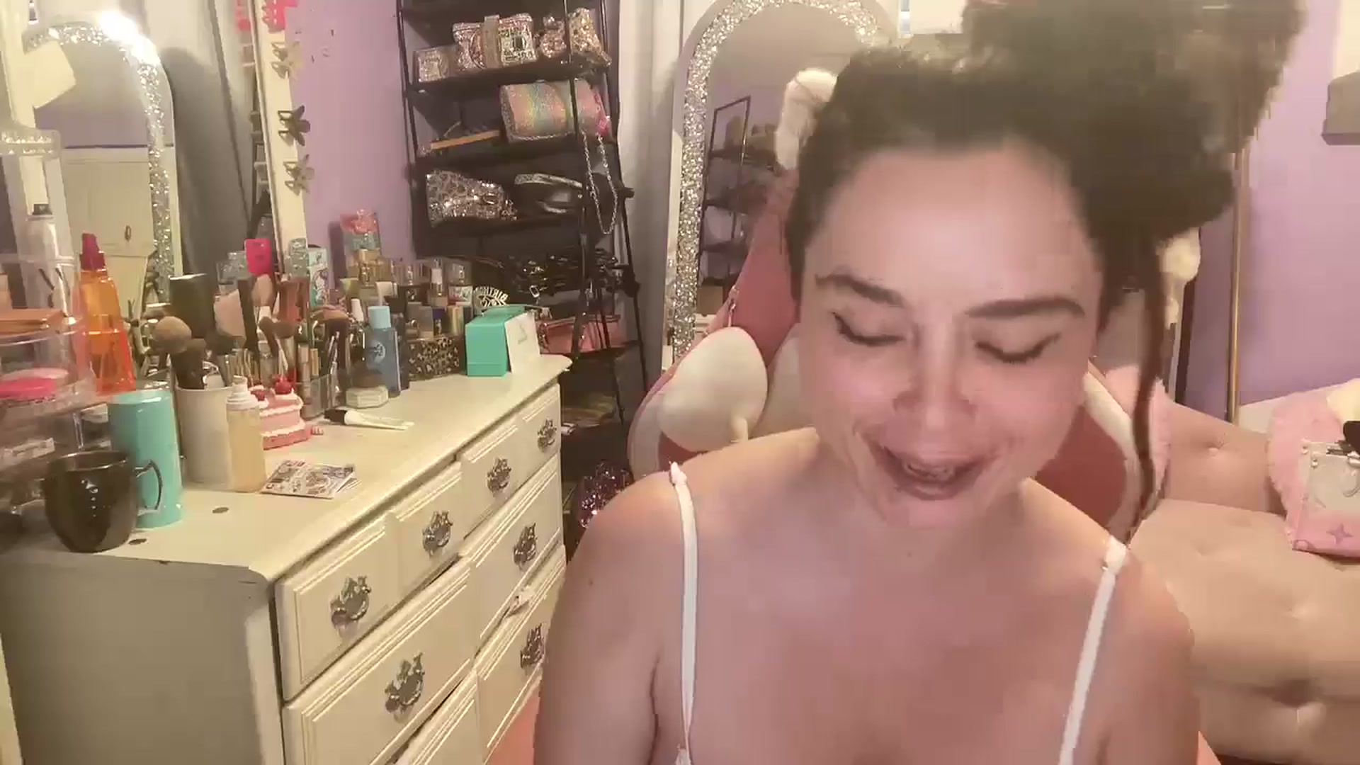 Gallery image thumbnail from Angel_baby124's myfreecams stream on, 05/21/2025, 19:09 image 20 of 20