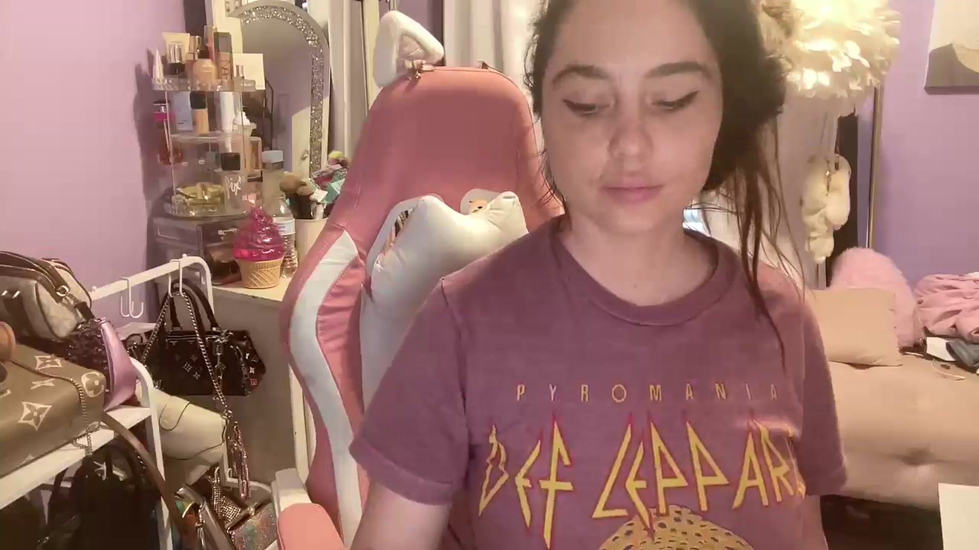 Gallery image thumbnail from Angel_baby124's myfreecams stream on, 04/26/2026, 16:15 image 18 of 20