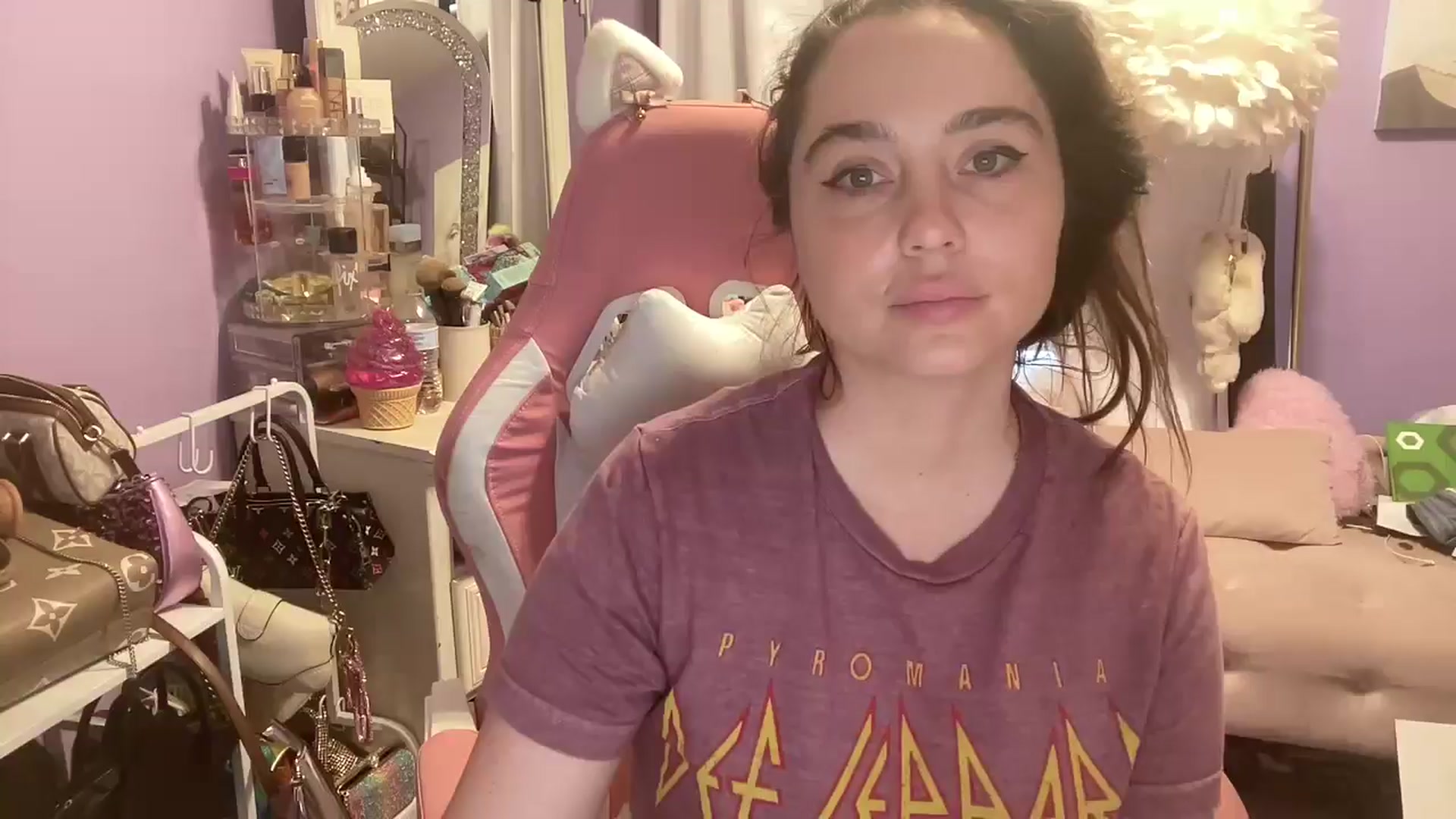 Gallery image thumbnail from Angel_baby124's myfreecams stream on, 04/26/2026, 16:15 image 16 of 20