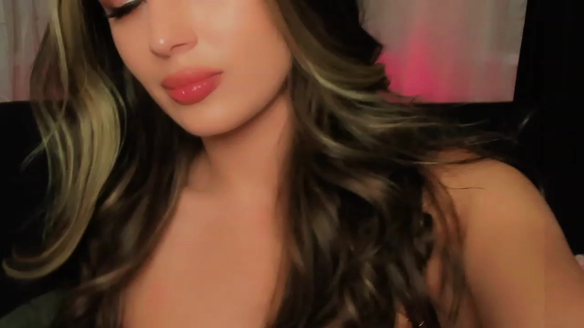 Gallery image thumbnail from Angel_on_Duty's myfreecams stream on, 09/25/2023, 23:54 image 6 of 20
