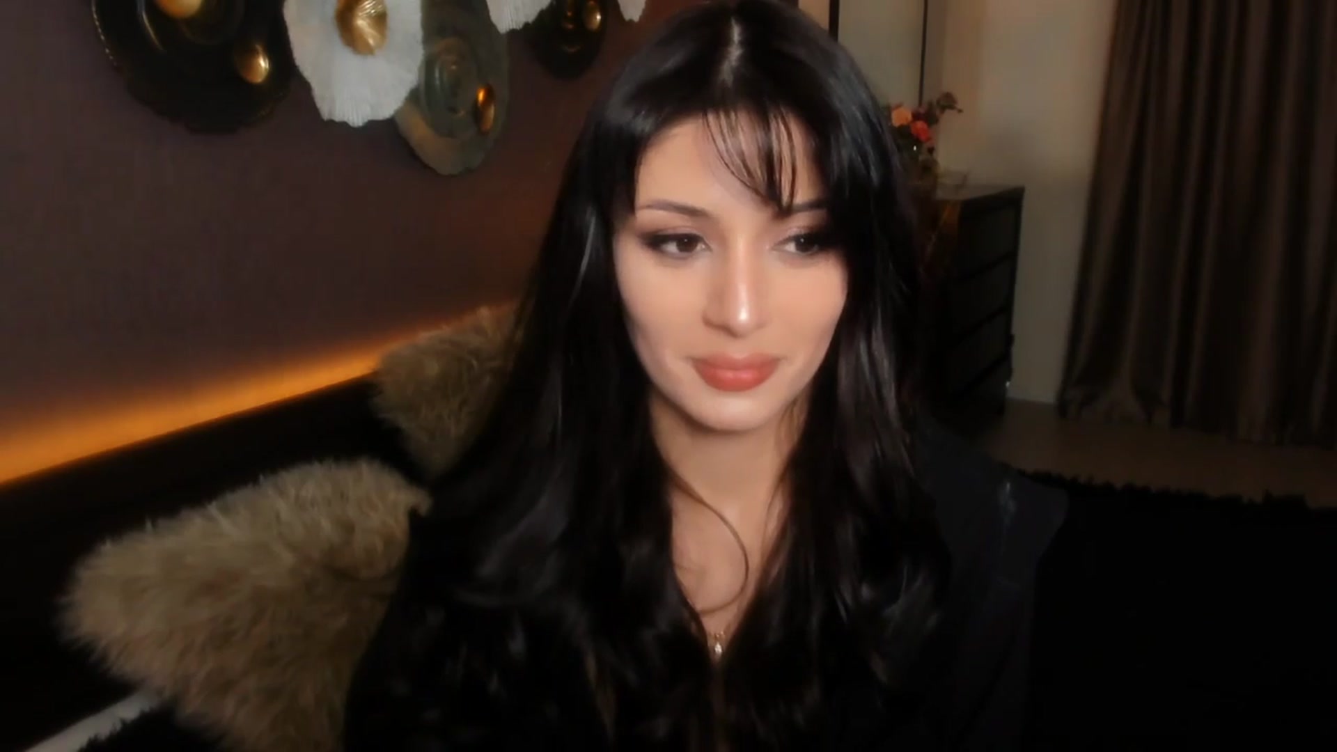Gallery image thumbnail from Angel_on_Duty's myfreecams stream on, 03/26/2024, 23:08 image 15 of 20