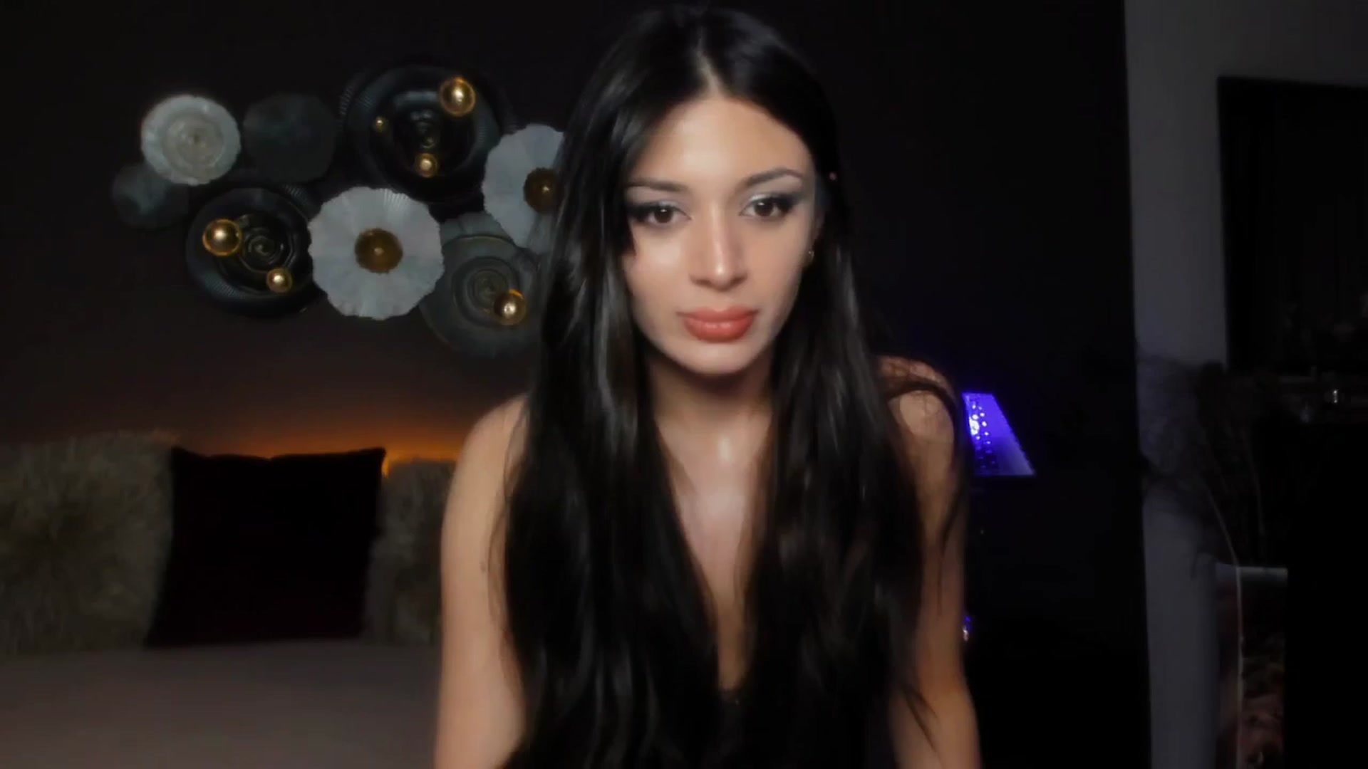 Gallery image thumbnail from Angel_on_Duty's myfreecams stream on, 05/19/2024, 21:11 image 17 of 20