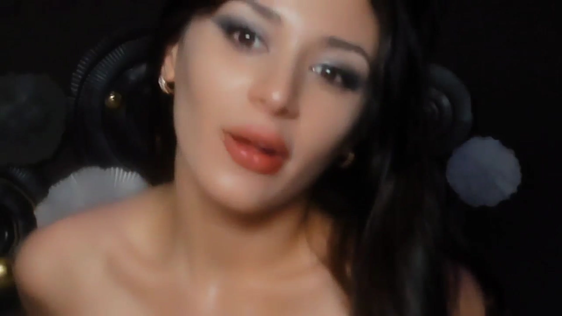 Gallery image thumbnail from Angel_on_Duty's myfreecams stream on, 05/19/2024, 23:35 image 16 of 20