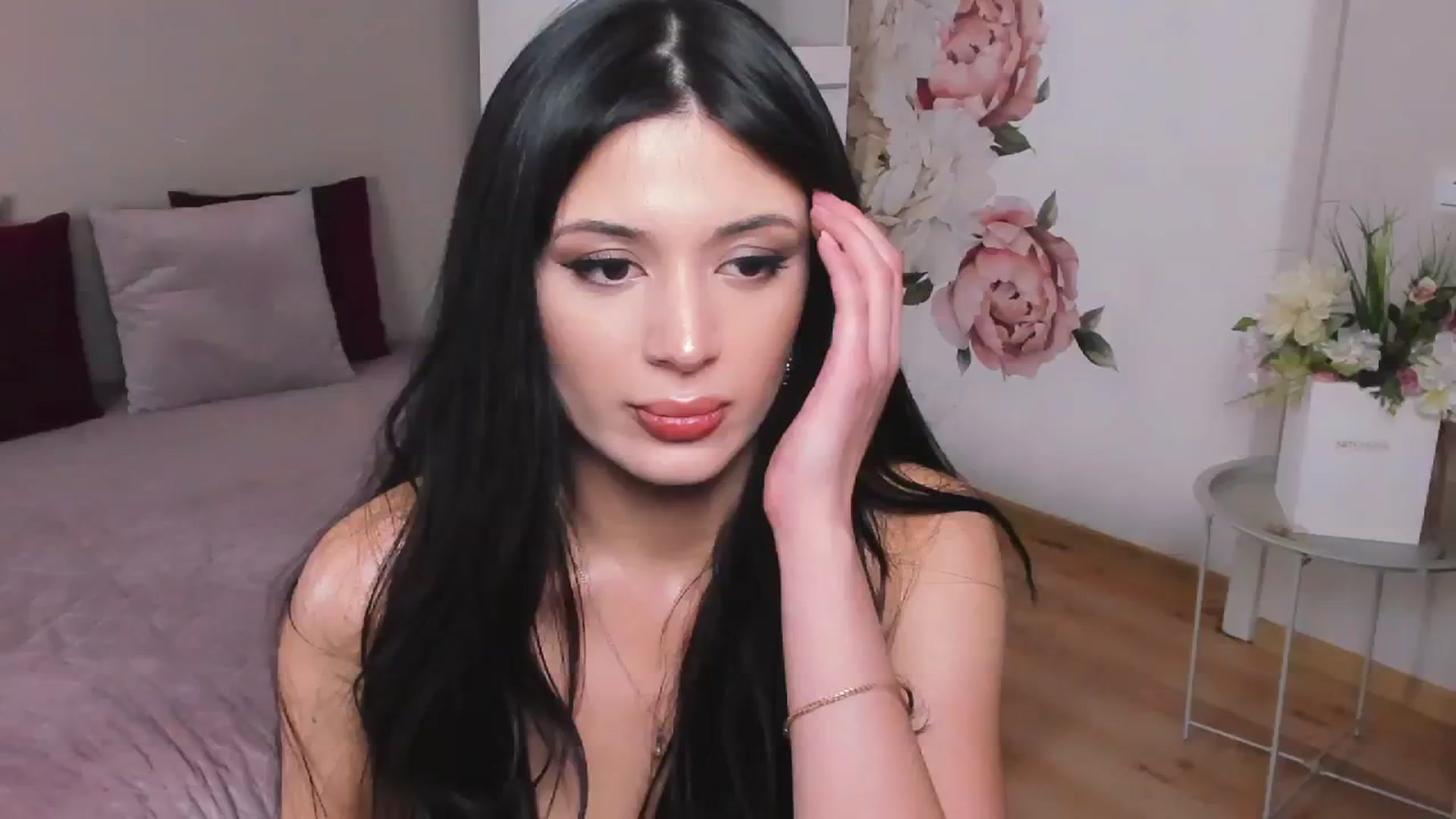 Gallery image thumbnail from Angel_on_Duty's myfreecams stream on, 10/09/2024, 03:22 image 3 of 20