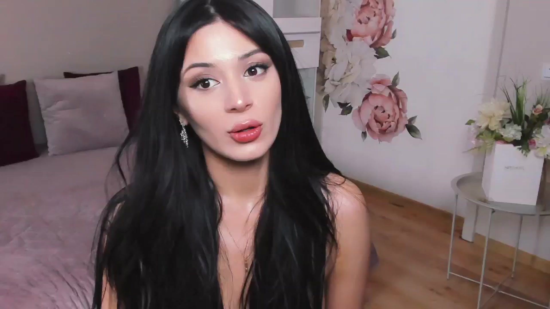 Gallery image thumbnail from Angel_on_Duty's myfreecams stream on, 10/09/2024, 03:22 image 8 of 20