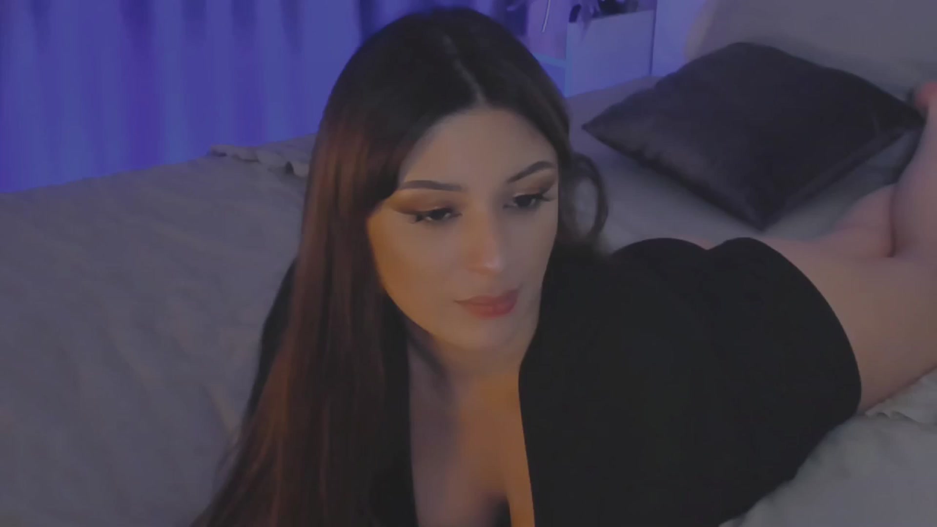 Gallery image thumbnail from Angel_on_Duty's myfreecams stream on, 05/27/2025, 01:41 image 16 of 20