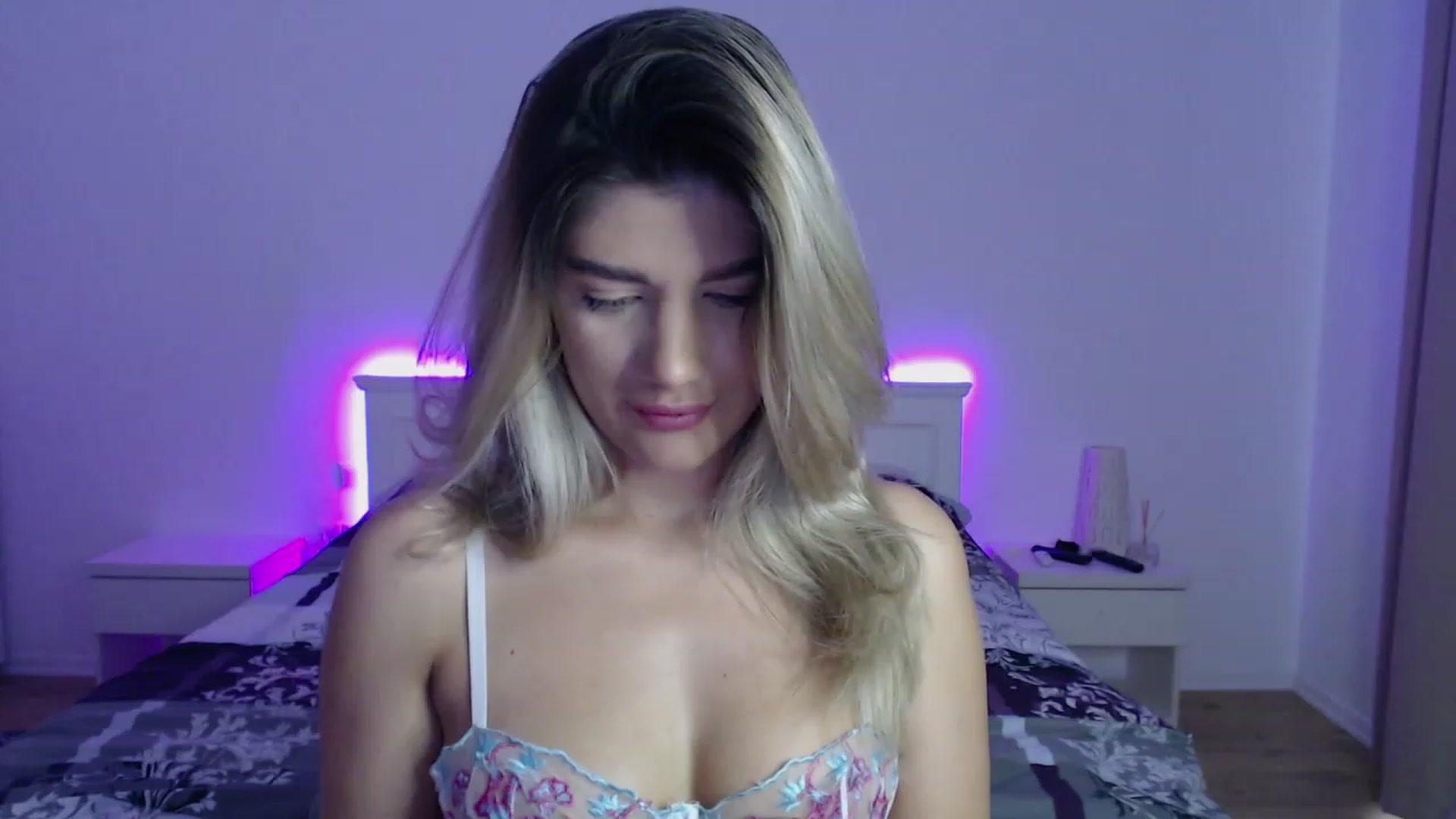 Gallery image thumbnail from AngelaFaye's myfreecams stream on, 10/20/2023, 08:52 image 6 of 20
