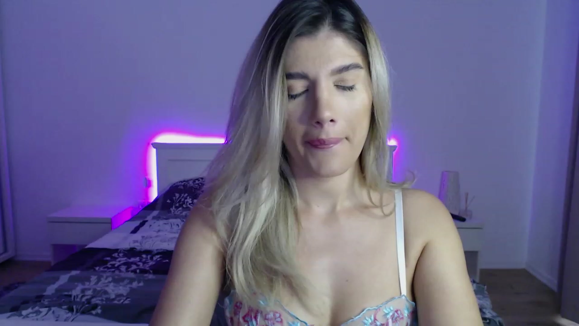 Gallery image thumbnail from AngelaFaye's myfreecams stream on, 10/20/2023, 08:52 image 16 of 20