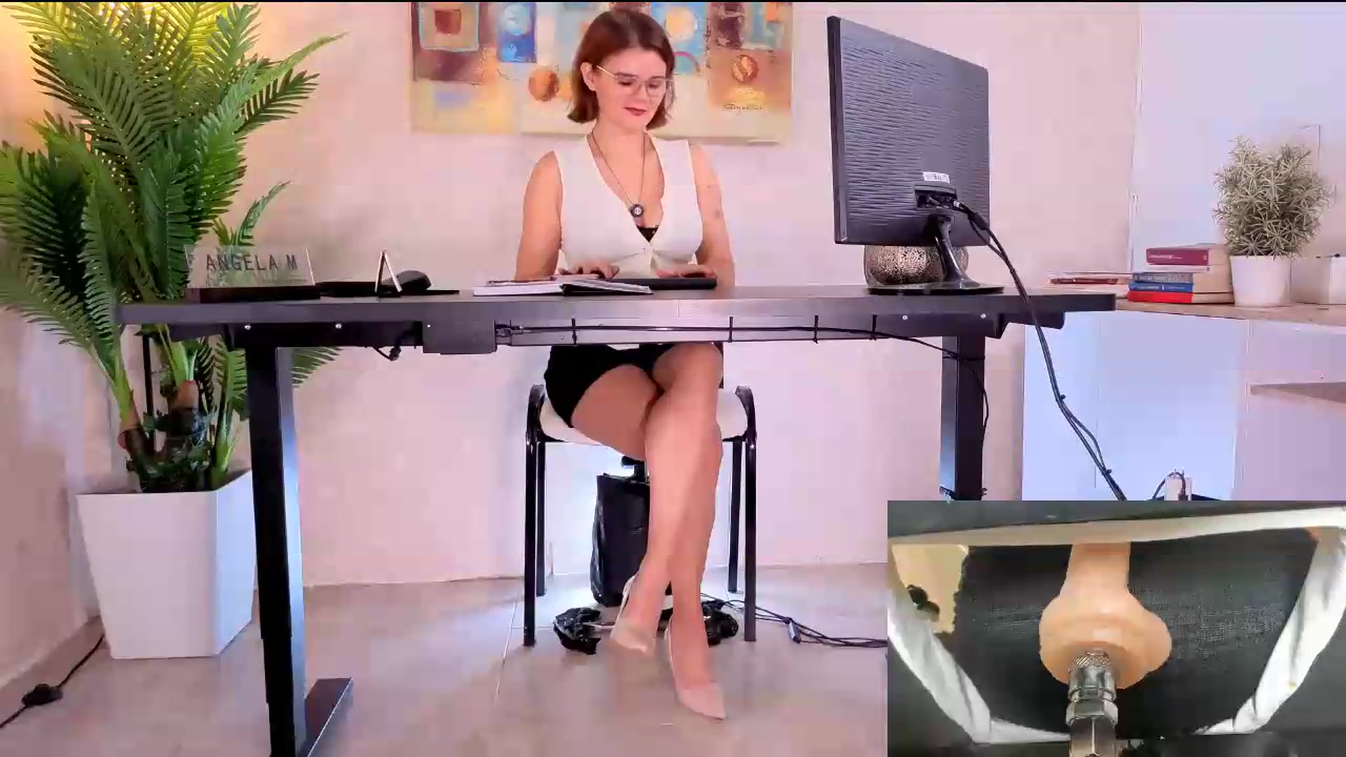 Gallery image thumbnail from AngelaM's myfreecams stream on, 05/21/2026, 18:20 image 16 of 20