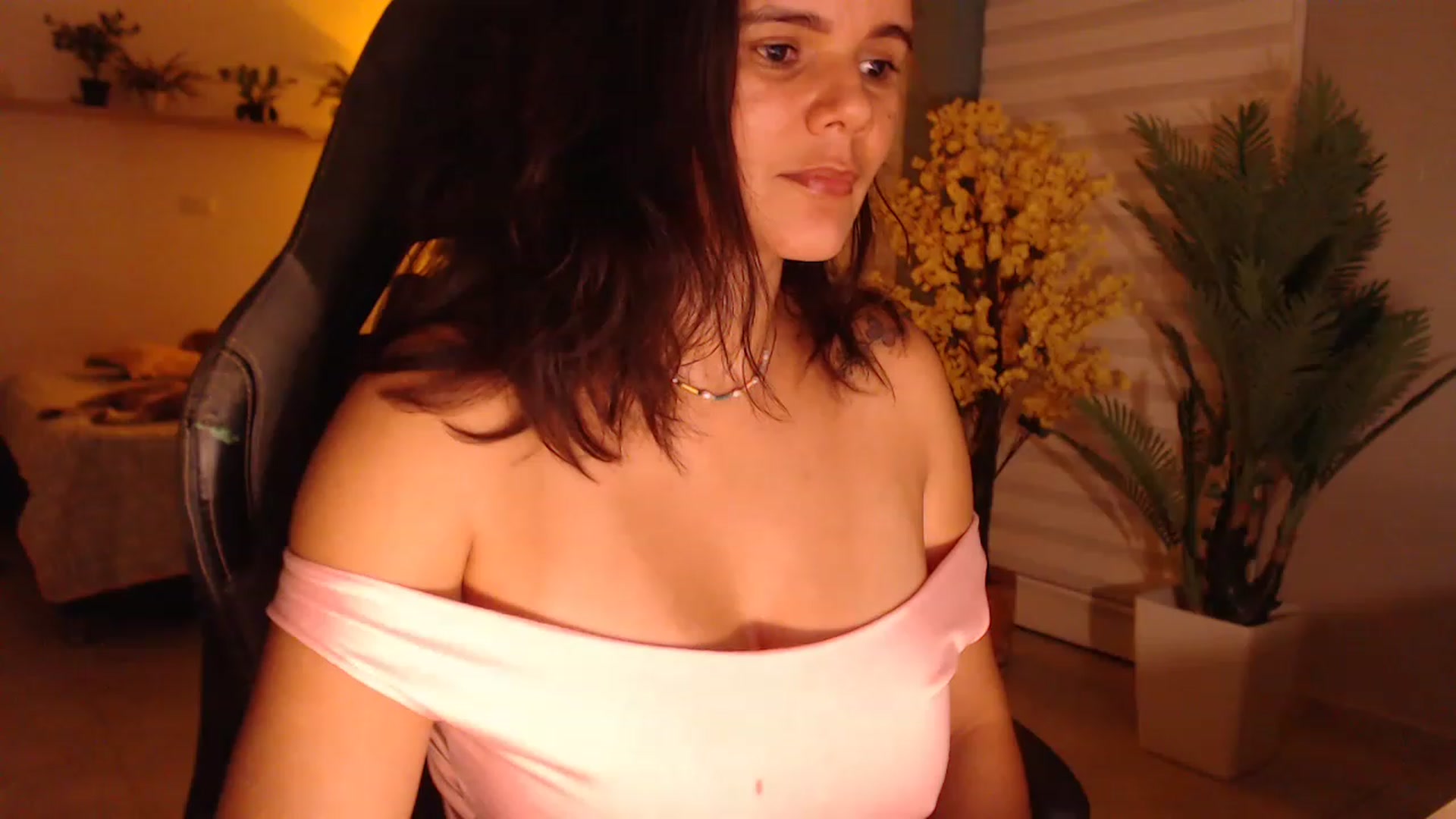 Gallery image thumbnail from AngelaMar's myfreecams stream on, 08/14/2023, 04:40 image 1 of 20