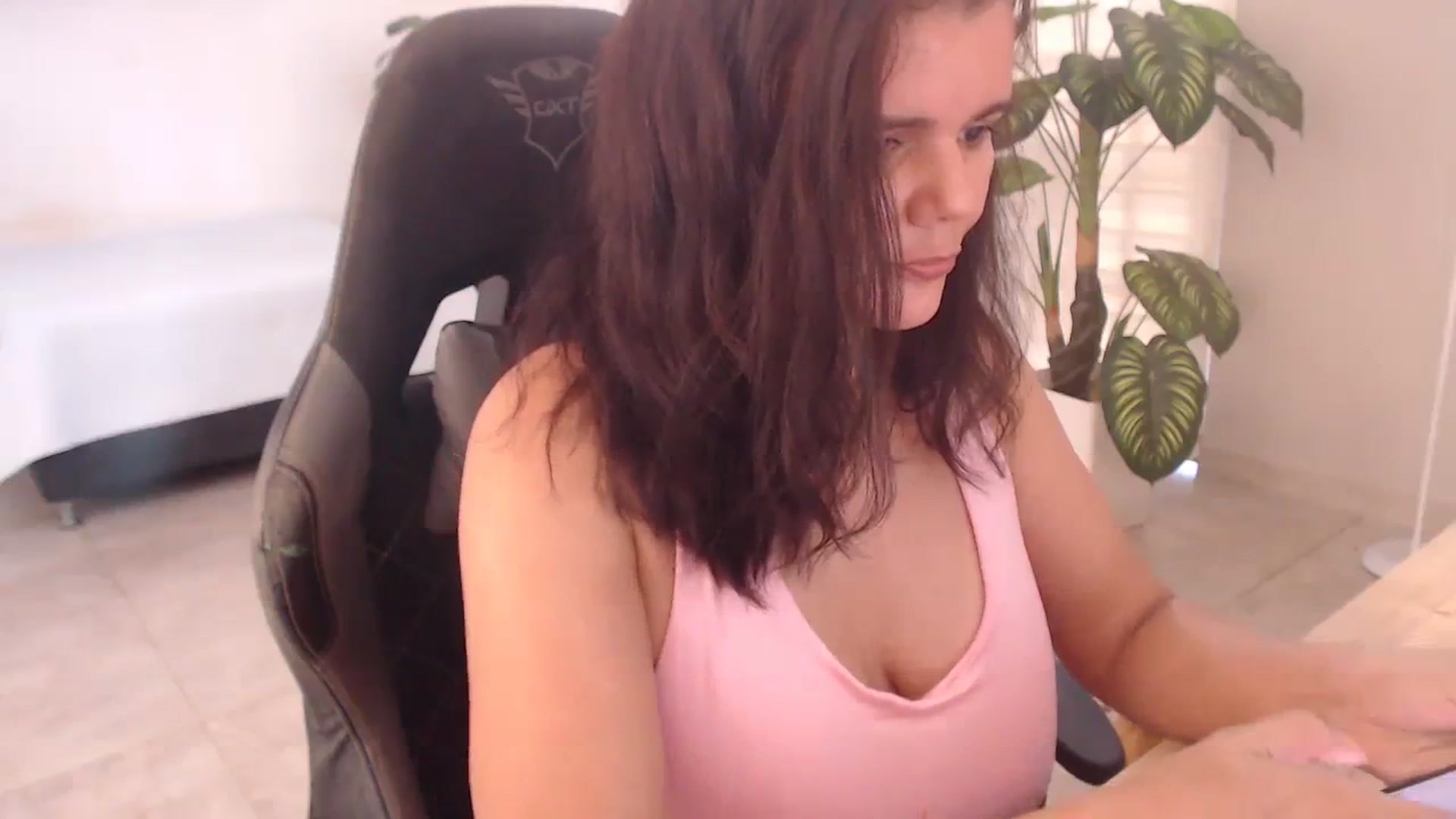 Gallery image thumbnail from AngelaMar's myfreecams stream on, 10/03/2023, 17:18 image 12 of 20