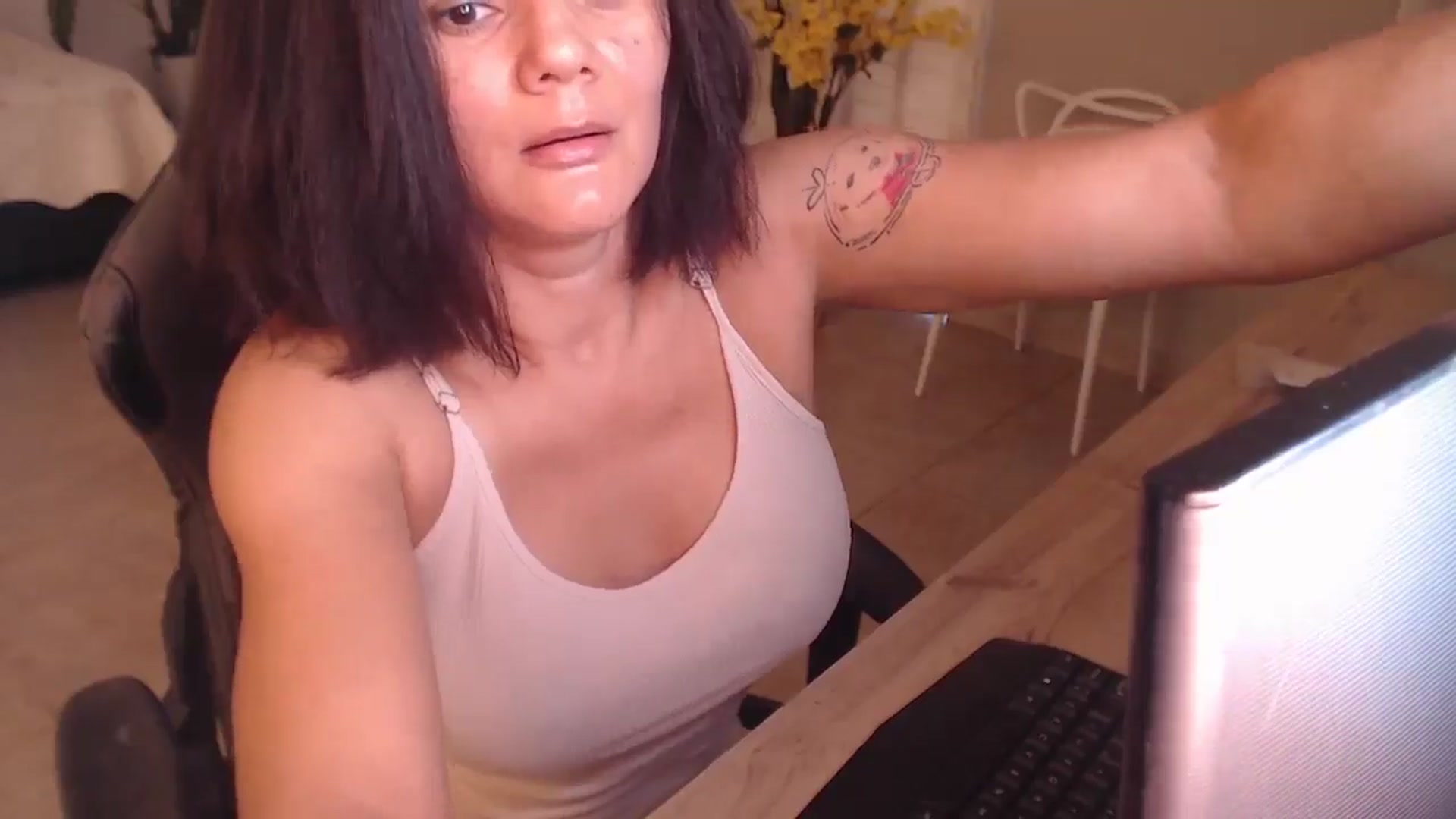 Gallery image thumbnail from AngelaMar's myfreecams stream on, 01/30/2025, 17:27 image 2 of 20