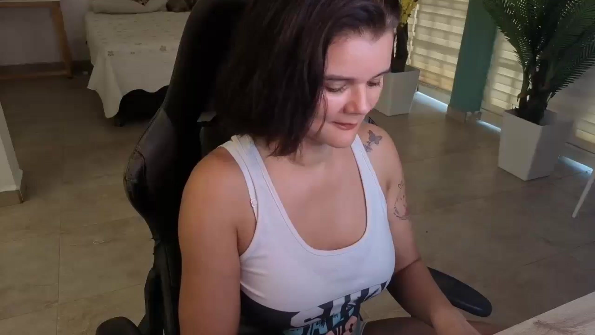 Gallery image thumbnail from AngelaMar's myfreecams stream on, 05/15/2025, 17:51 image 5 of 20