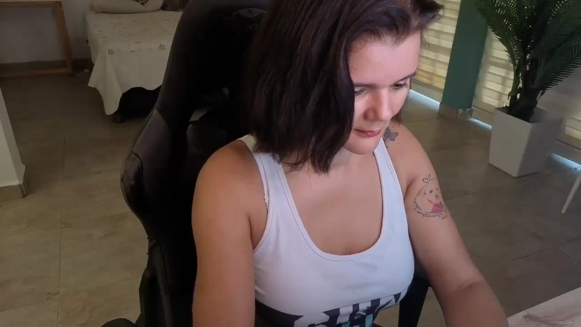 Gallery image thumbnail from AngelaMar's myfreecams stream on, 05/15/2025, 17:51 image 6 of 20
