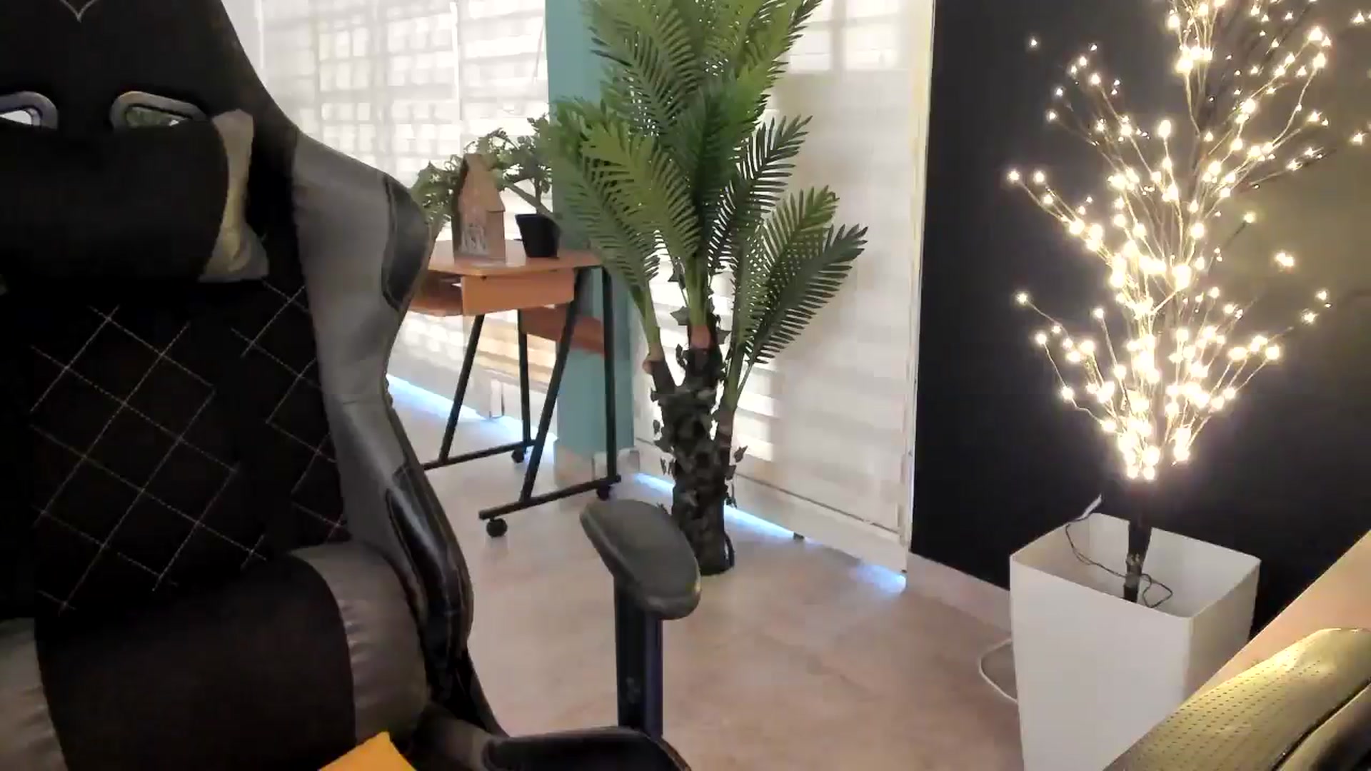 Gallery image thumbnail from AngelaMar's myfreecams stream on, 12/09/2025, 18:03 image 12 of 20