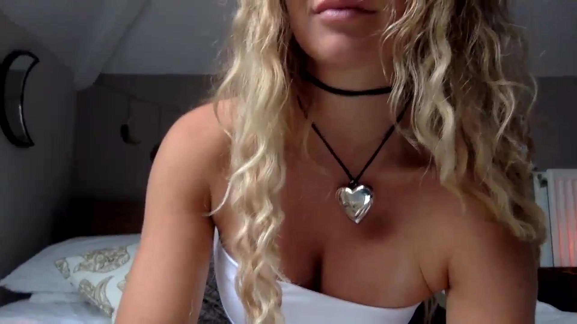 Gallery image thumbnail from Angeleska's myfreecams stream on, 10/14/2024, 13:54 image 15 of 20