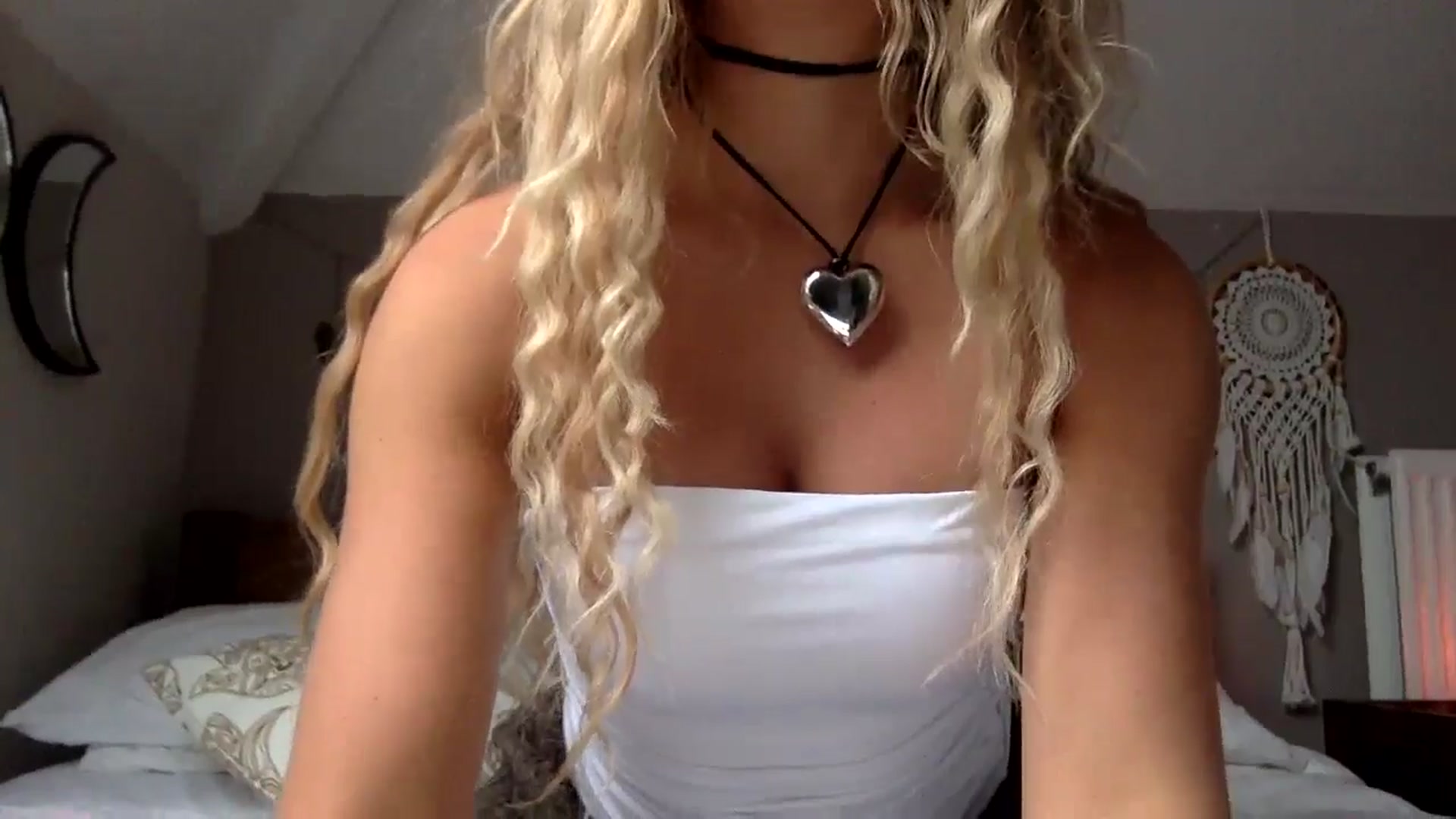 Gallery image thumbnail from Angeleska's myfreecams stream on, 10/14/2024, 13:54 image 16 of 20