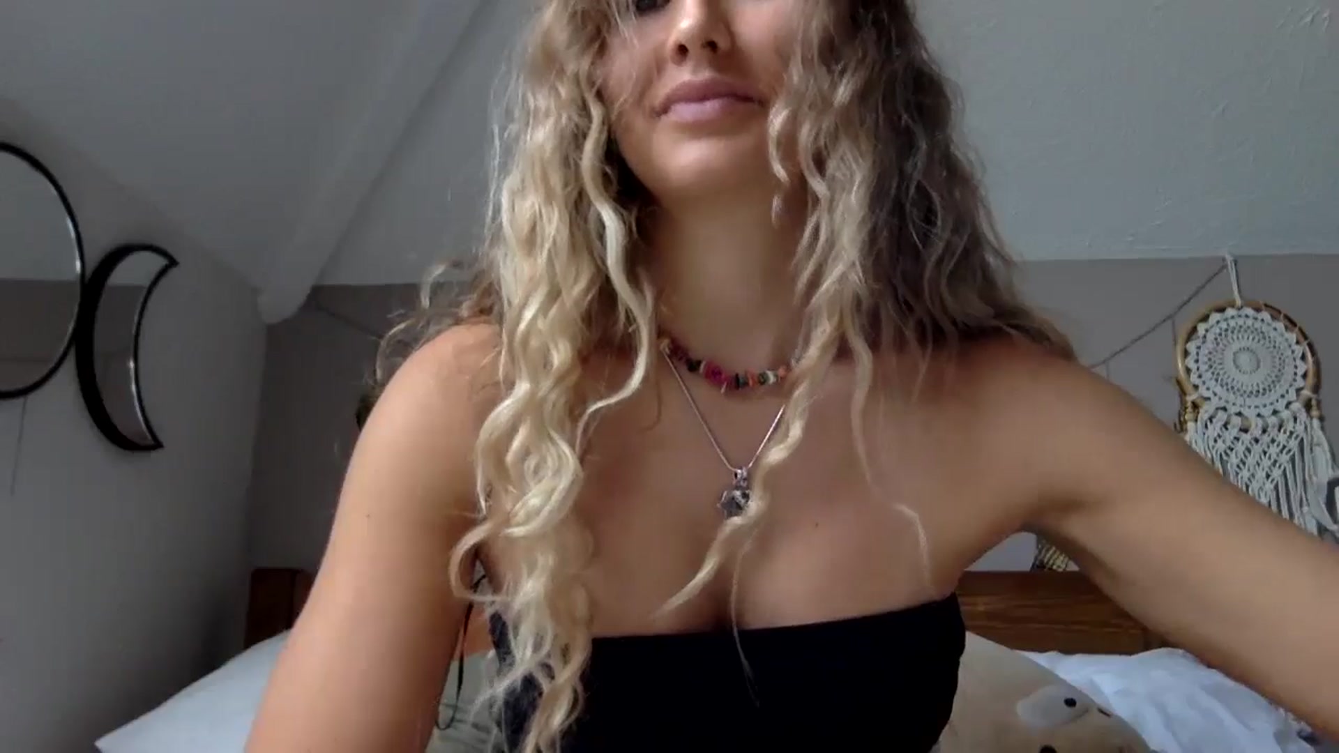 Gallery image thumbnail from Angeleska's myfreecams stream on, 10/27/2024, 14:38 image 17 of 20