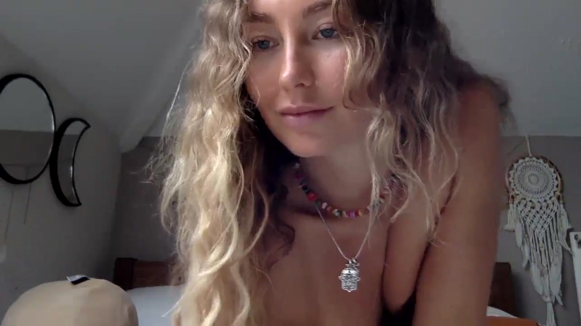 Gallery image thumbnail from Angeleska's myfreecams stream on, 10/28/2024, 16:15 image 4 of 20