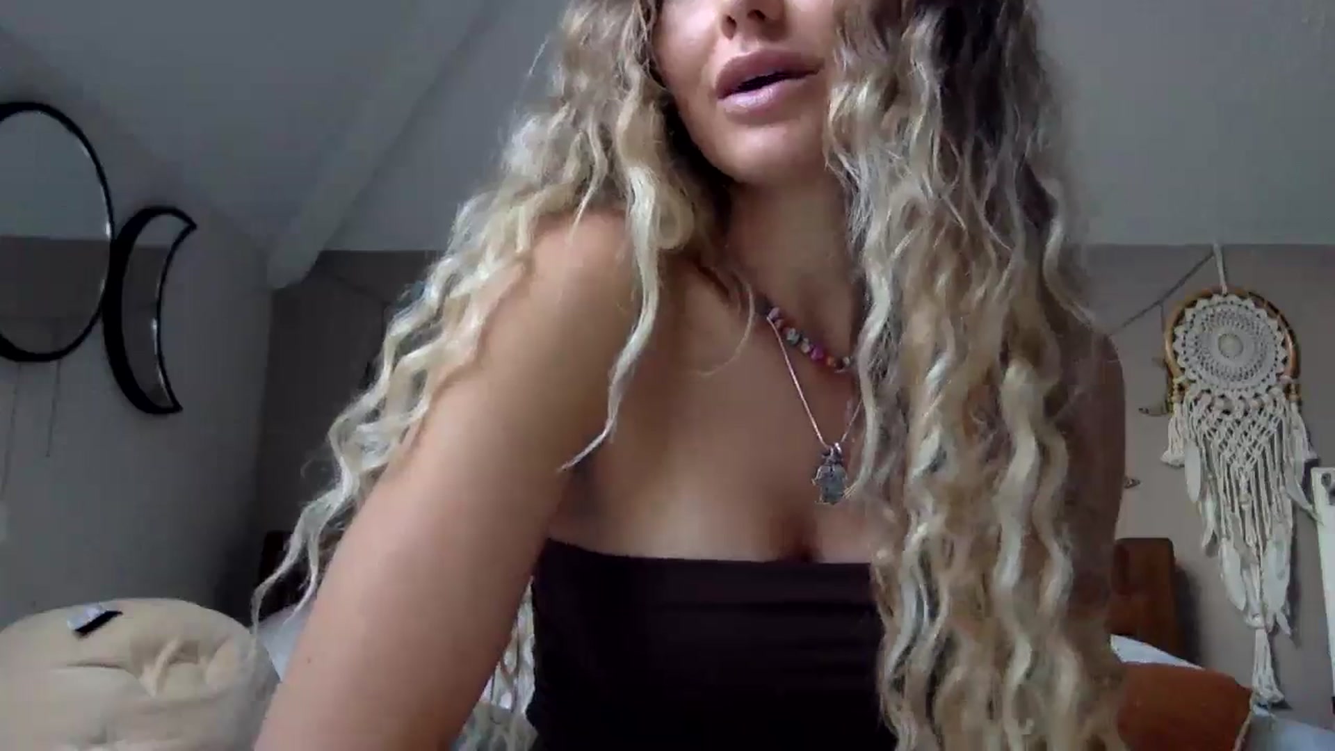 Gallery image thumbnail from Angeleska's myfreecams stream on, 10/28/2024, 16:15 image 9 of 20