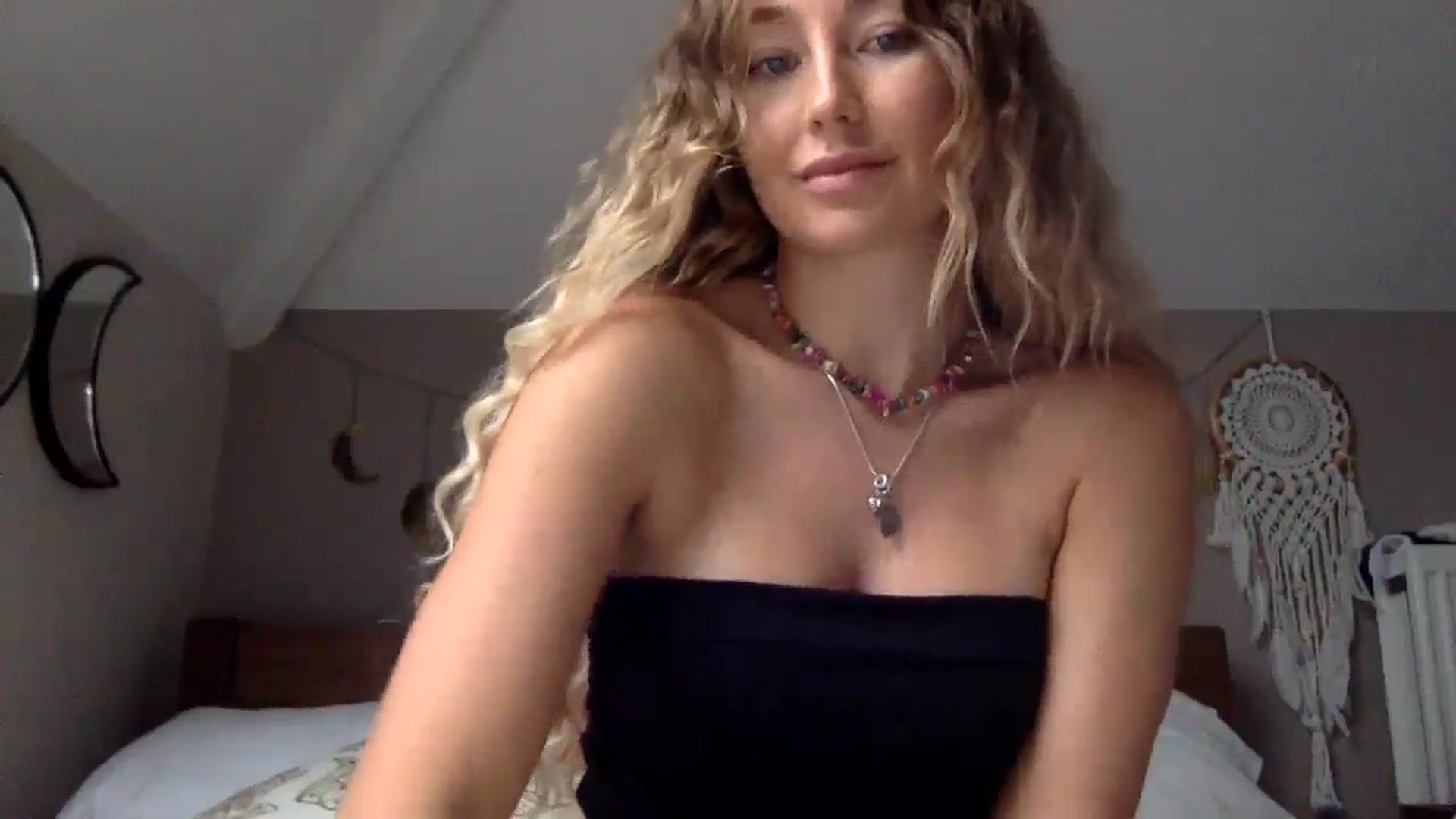 Gallery image thumbnail from Angeleska's myfreecams stream on, 11/03/2024, 12:08 image 2 of 20