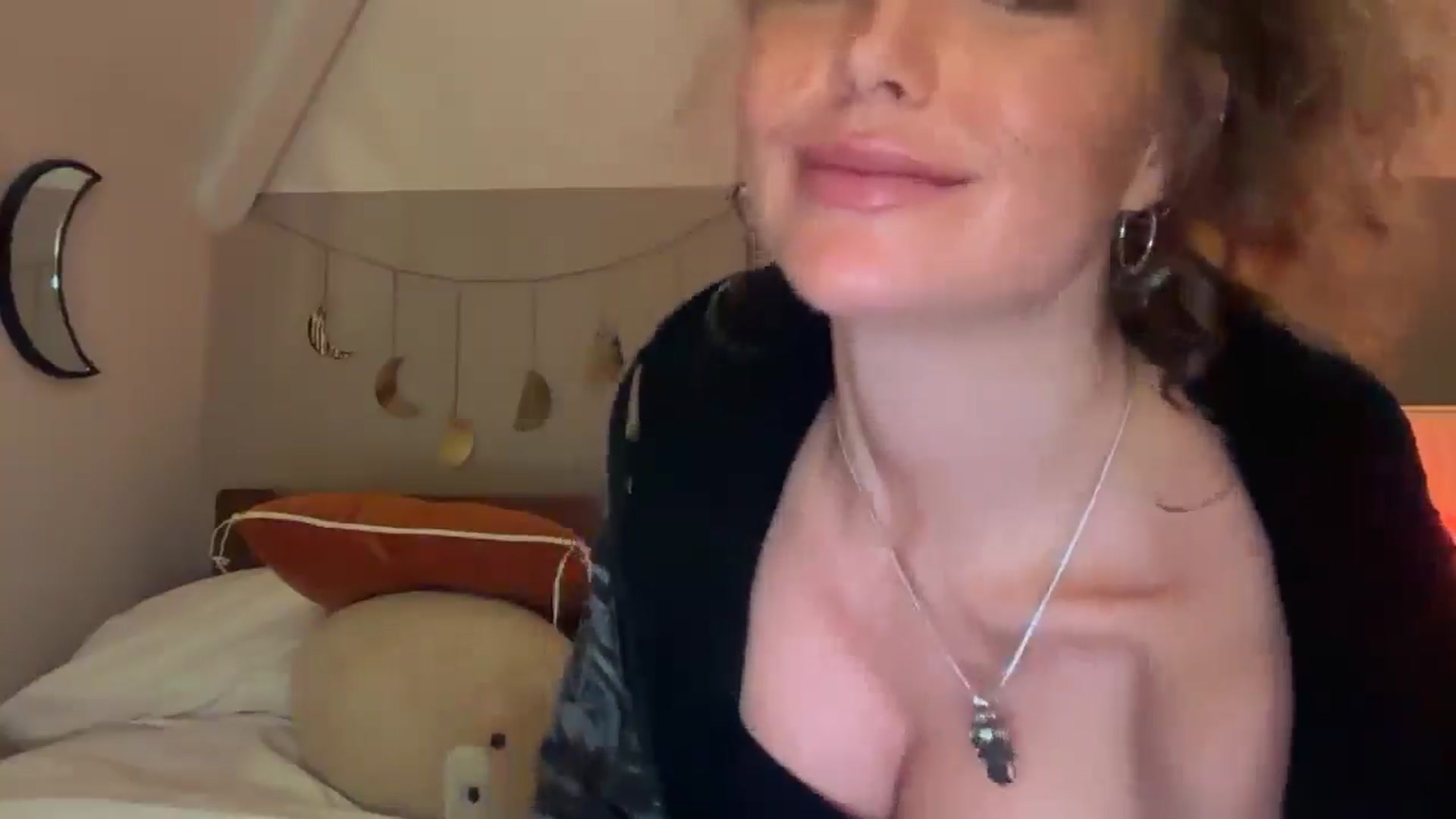 Gallery image thumbnail from Angeleska's myfreecams stream on, 12/31/2024, 17:34 image 19 of 20