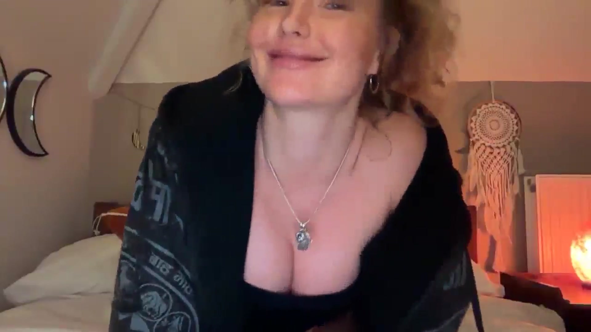 Gallery image thumbnail from Angeleska's myfreecams stream on, 12/31/2024, 17:34 image 18 of 20
