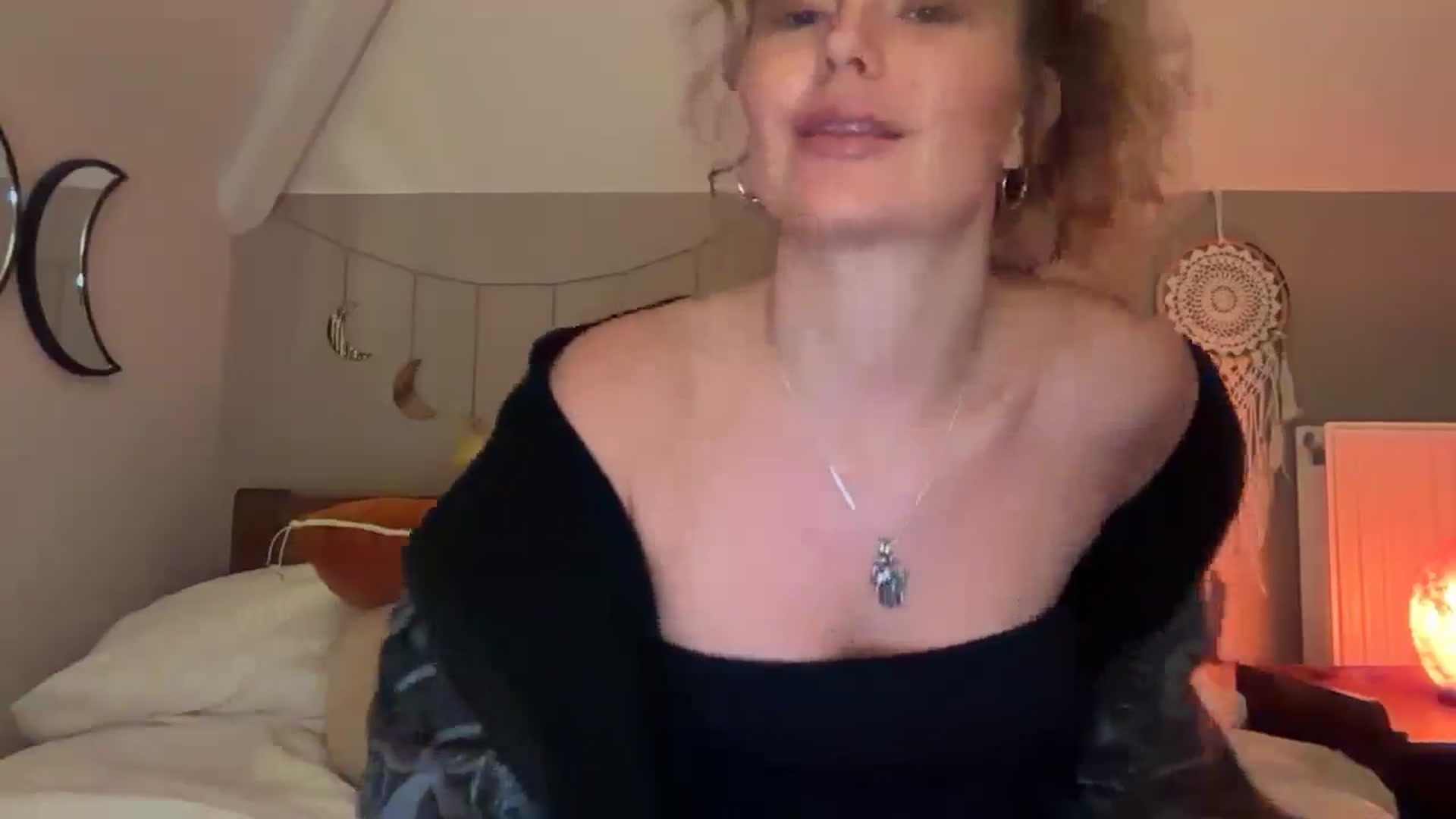 Gallery image thumbnail from Angeleska's myfreecams stream on, 12/31/2024, 17:34 image 15 of 20