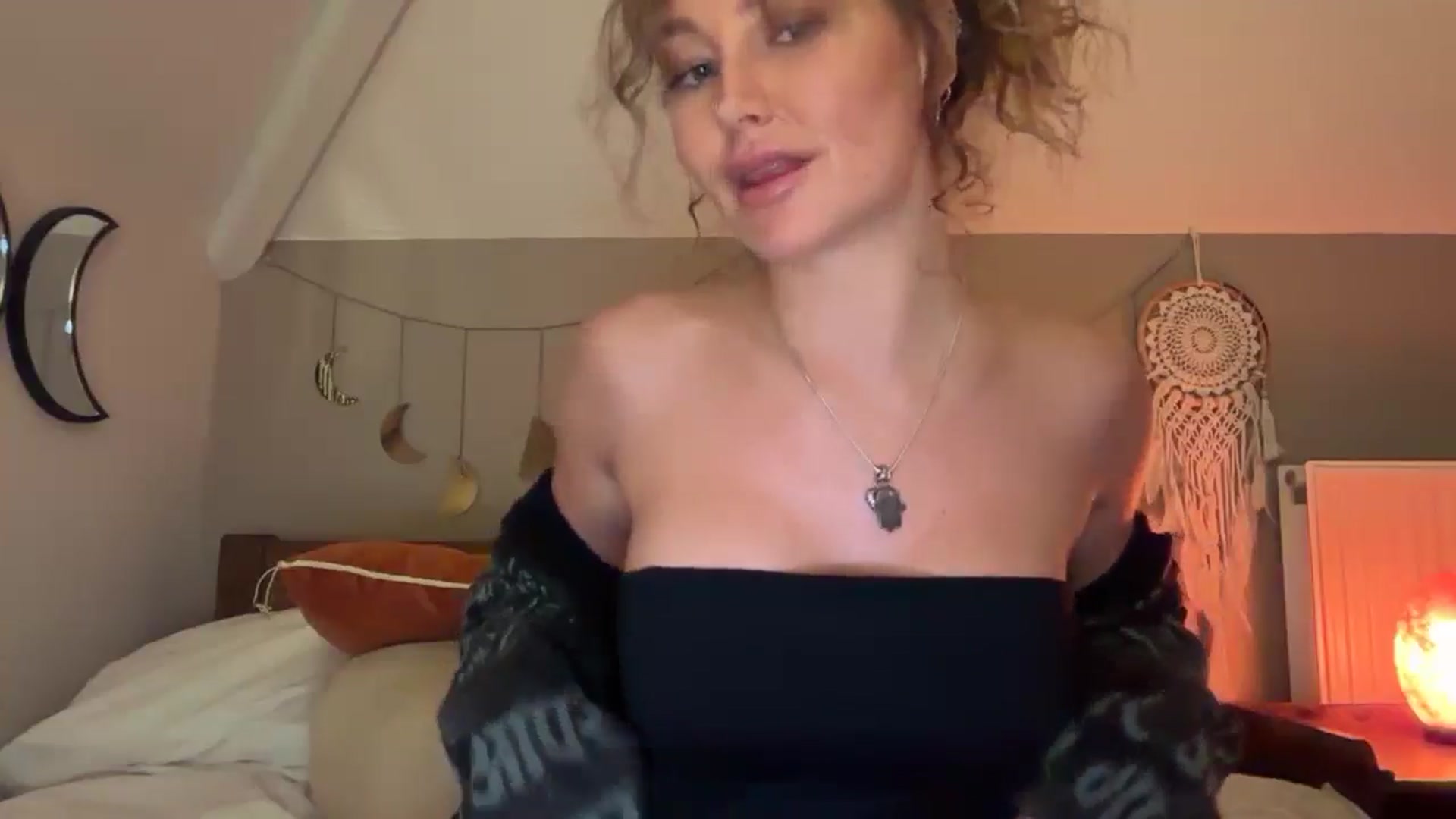 Gallery image thumbnail from Angeleska's myfreecams stream on, 12/31/2024, 17:34 image 2 of 20