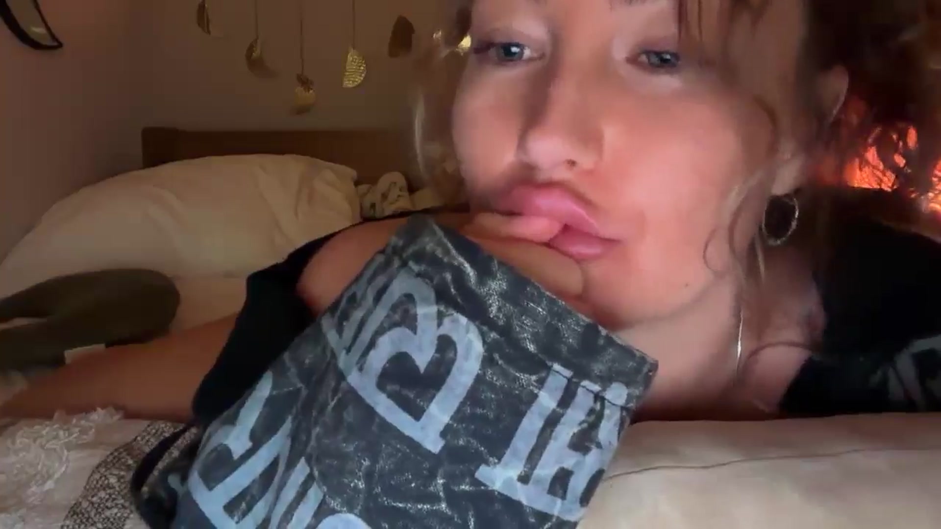 Gallery image thumbnail from Angeleska's myfreecams stream on, 01/01/2025, 18:57 image 14 of 20