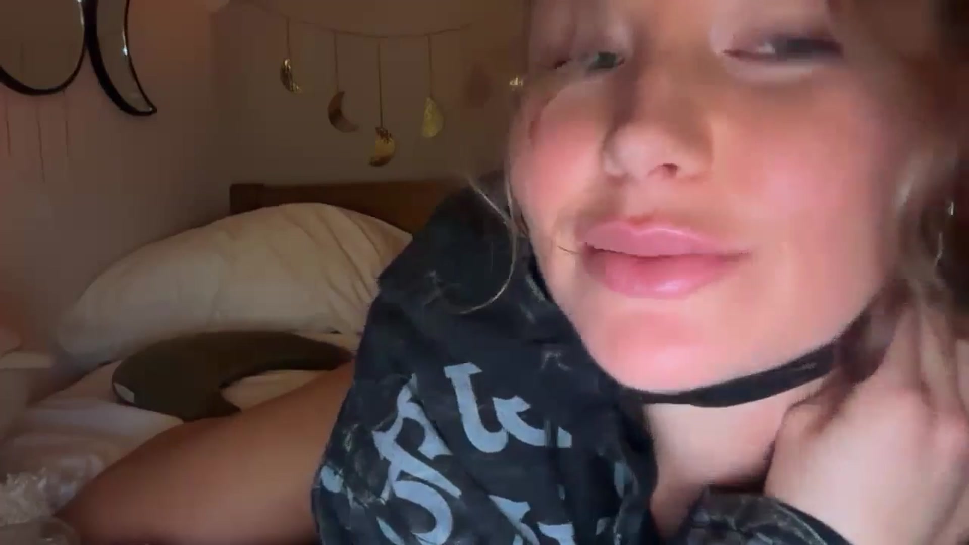 Gallery image thumbnail from Angeleska's myfreecams stream on, 01/01/2025, 20:20 image 15 of 20