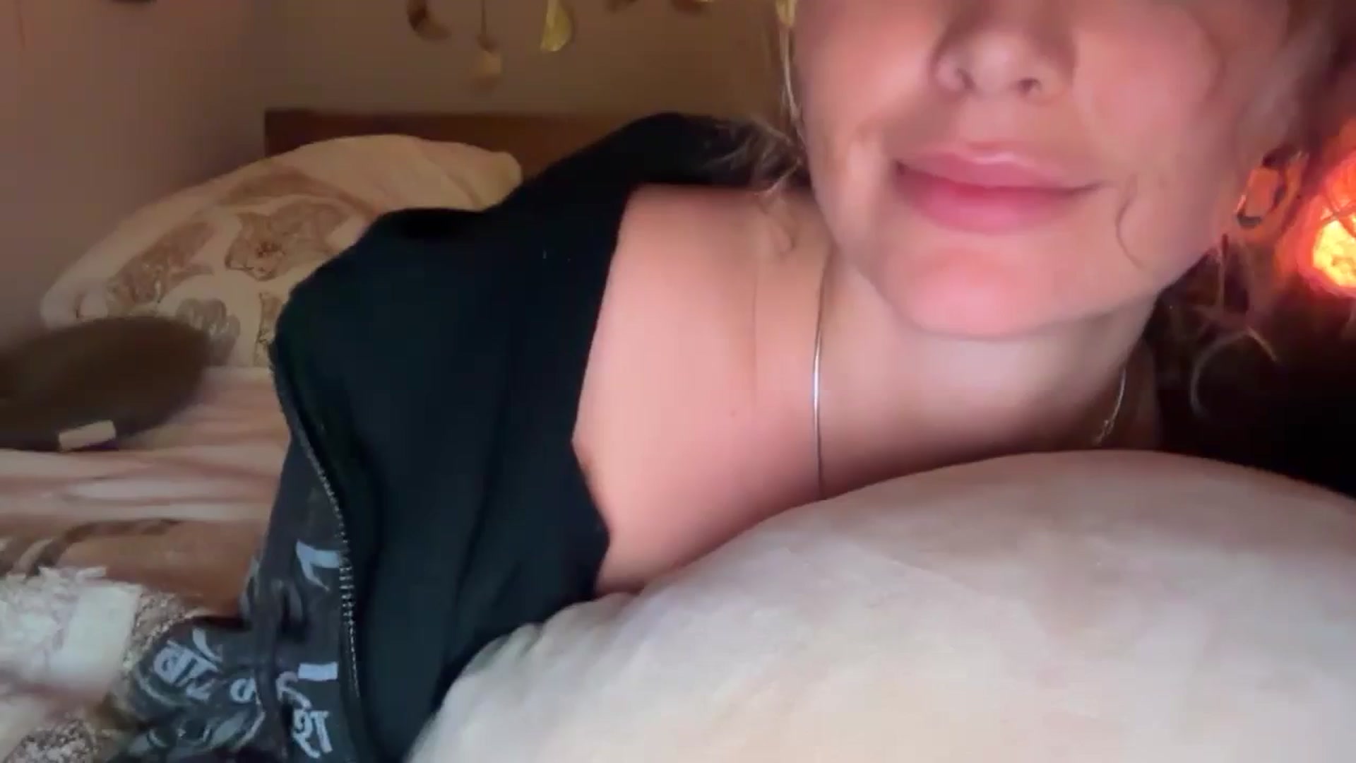 Gallery image thumbnail from Angeleska's myfreecams stream on, 01/02/2025, 24:03 image 8 of 20