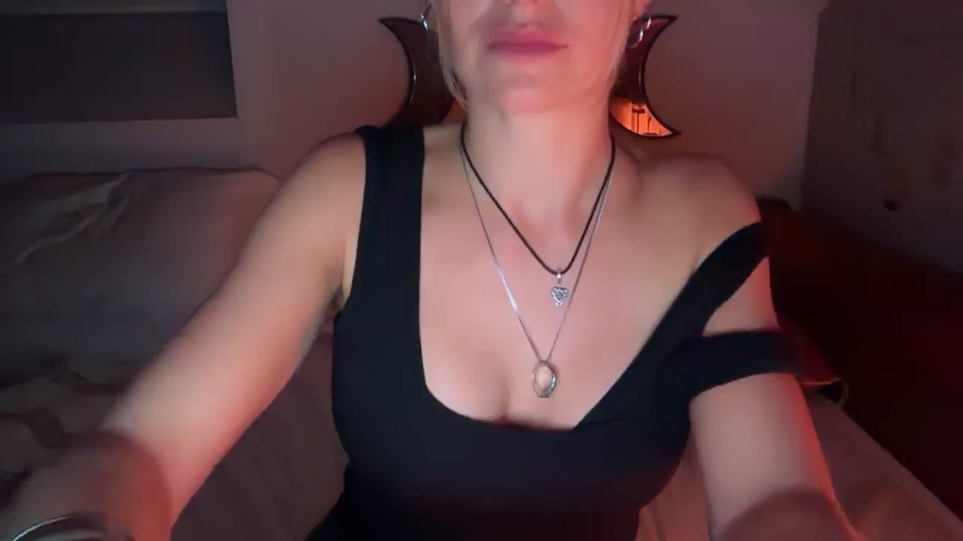 Gallery image thumbnail from Angeleska's myfreecams stream on, 10/10/2025, 24:03 image 19 of 20