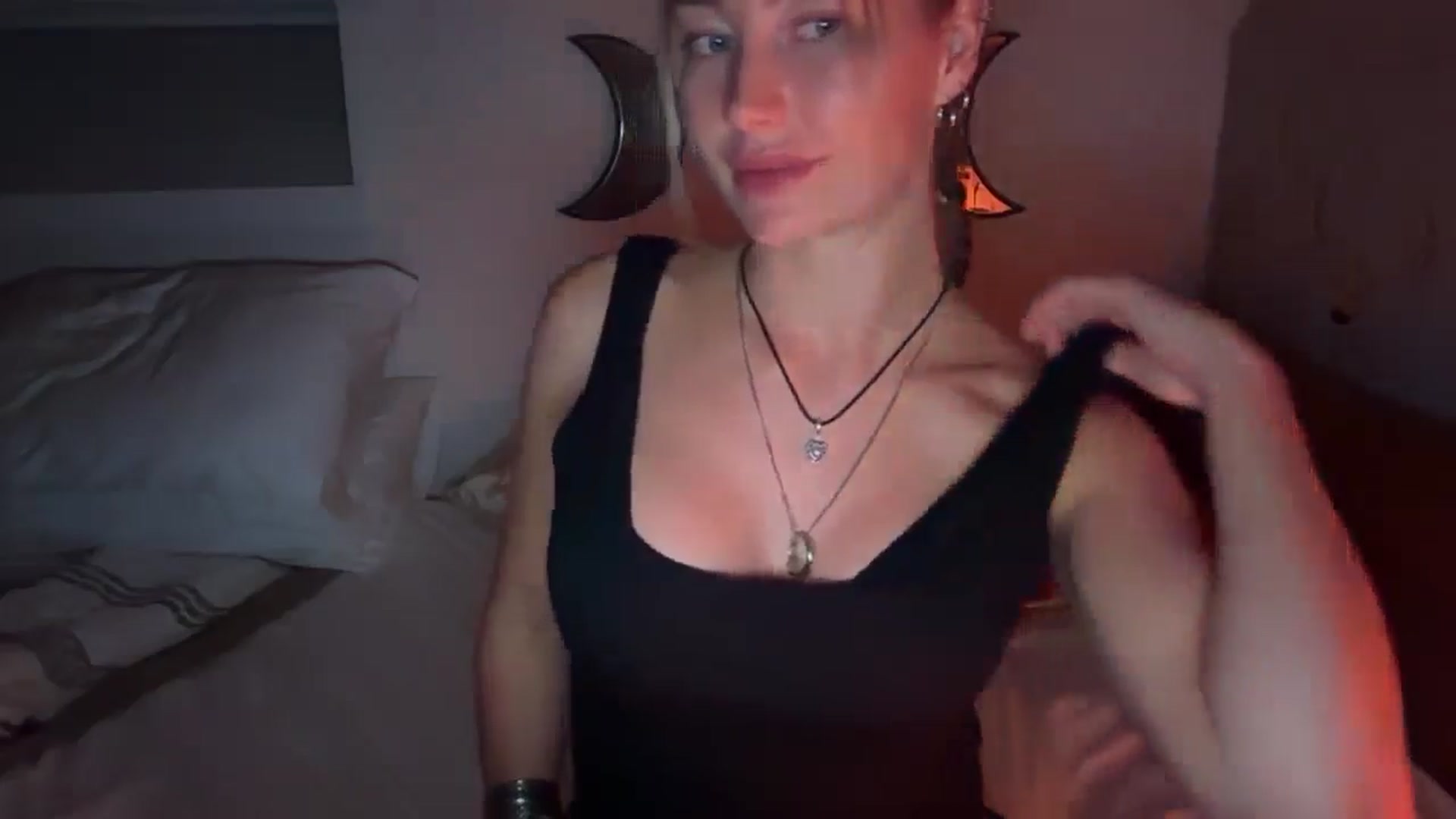 Gallery image thumbnail from Angeleska's myfreecams stream on, 10/10/2025, 24:03 image 13 of 20