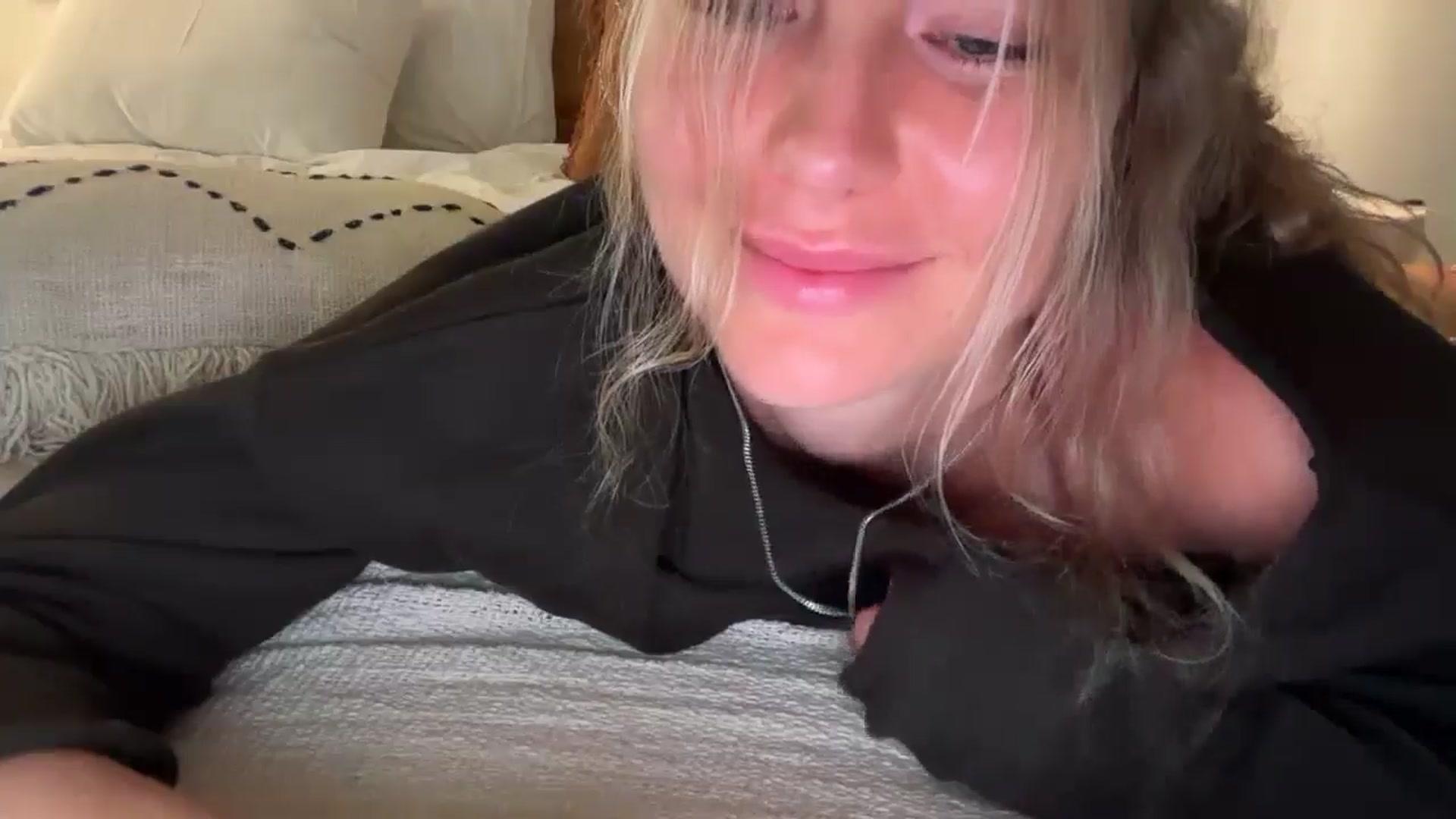 Gallery image thumbnail from Angeleska's myfreecams stream on, 11/07/2025, 02:08 image 11 of 20